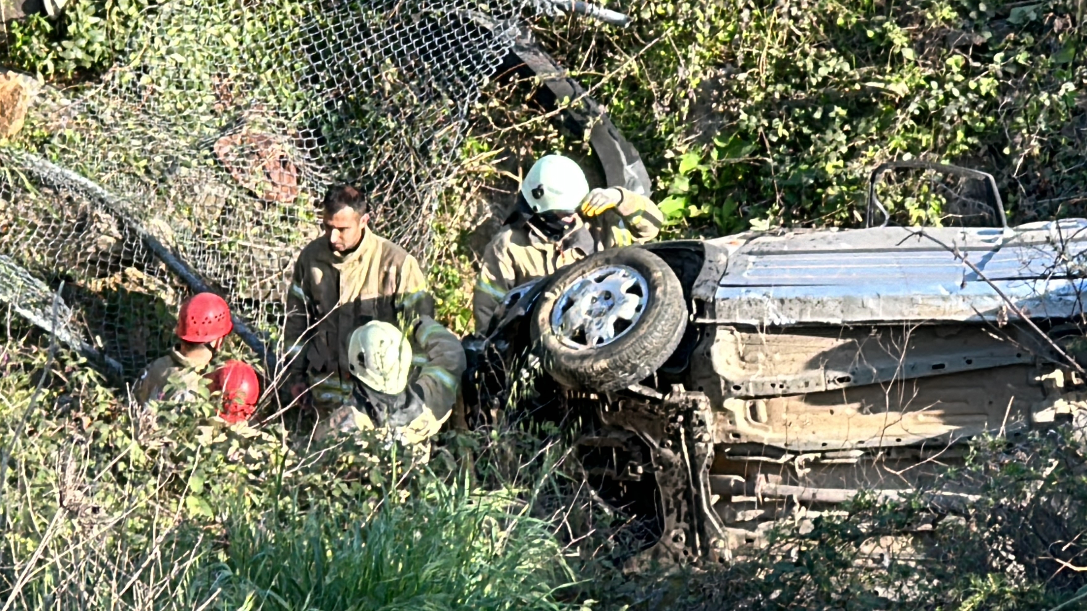 Lastiği Patlayan Araç Yol Kenarına Girip Şarampole Uçtu (2)