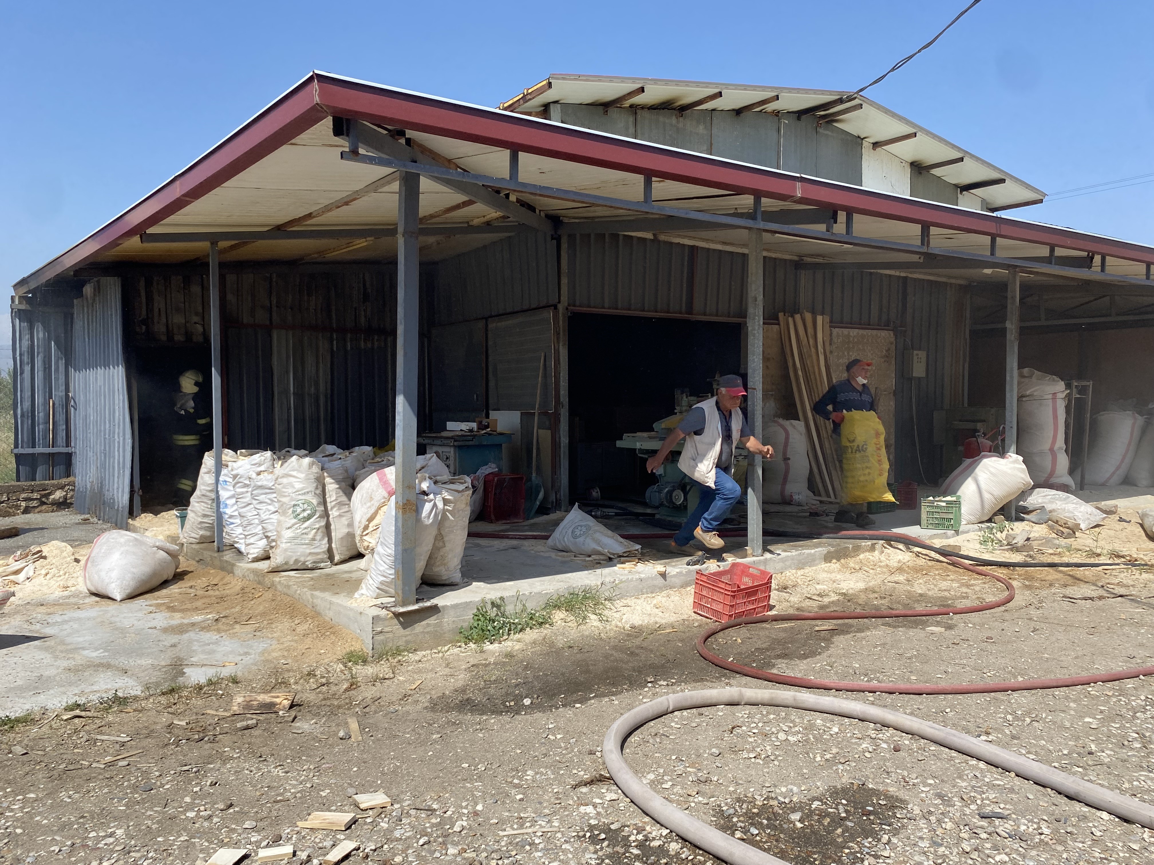 Manisa'da Ahşap Fabrikada Korkutan Yangın (5)