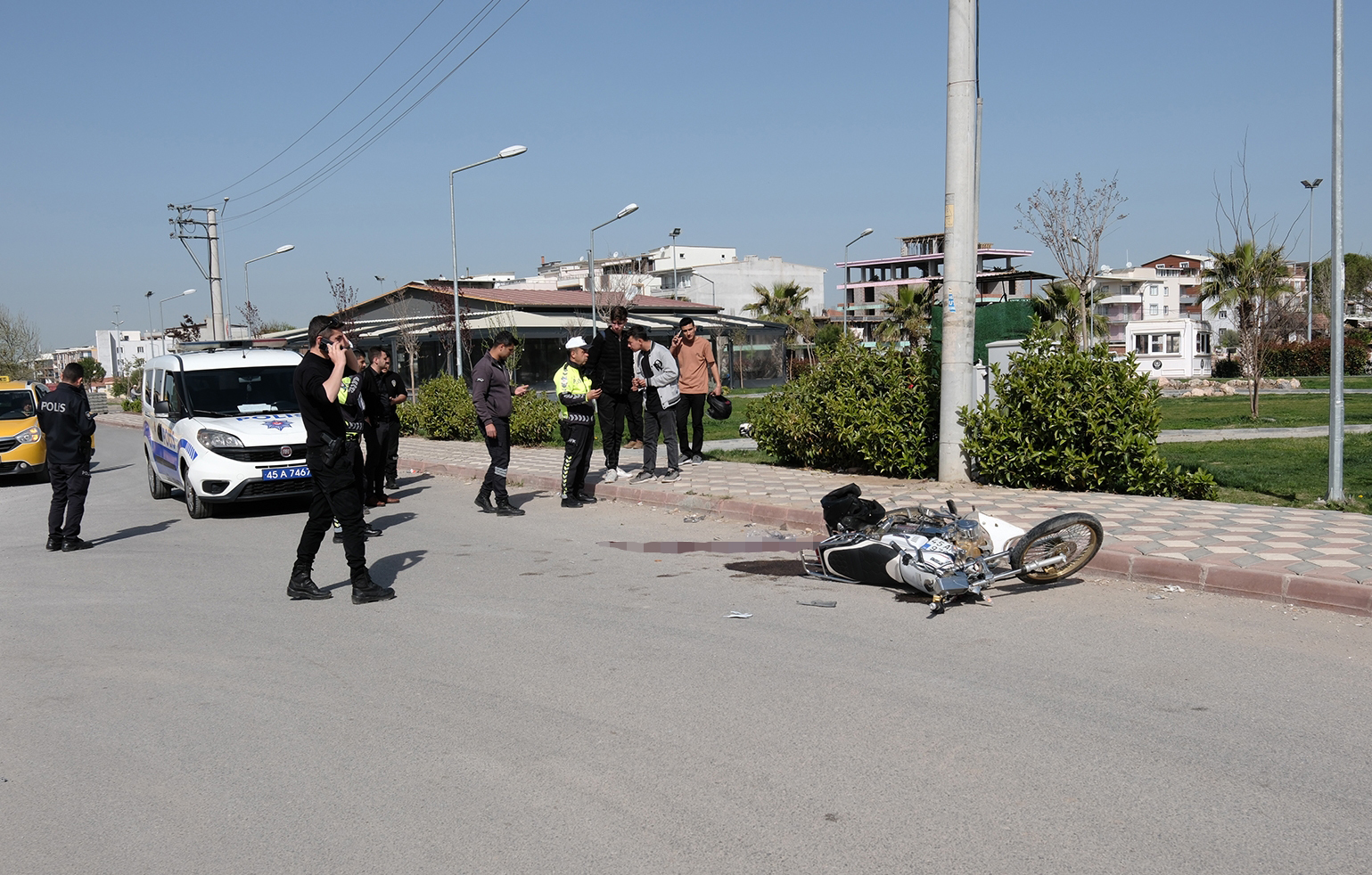 Manisa'da Elektrik Direğine Çarpan Motosikletin Sürücüsü Öldü (1)