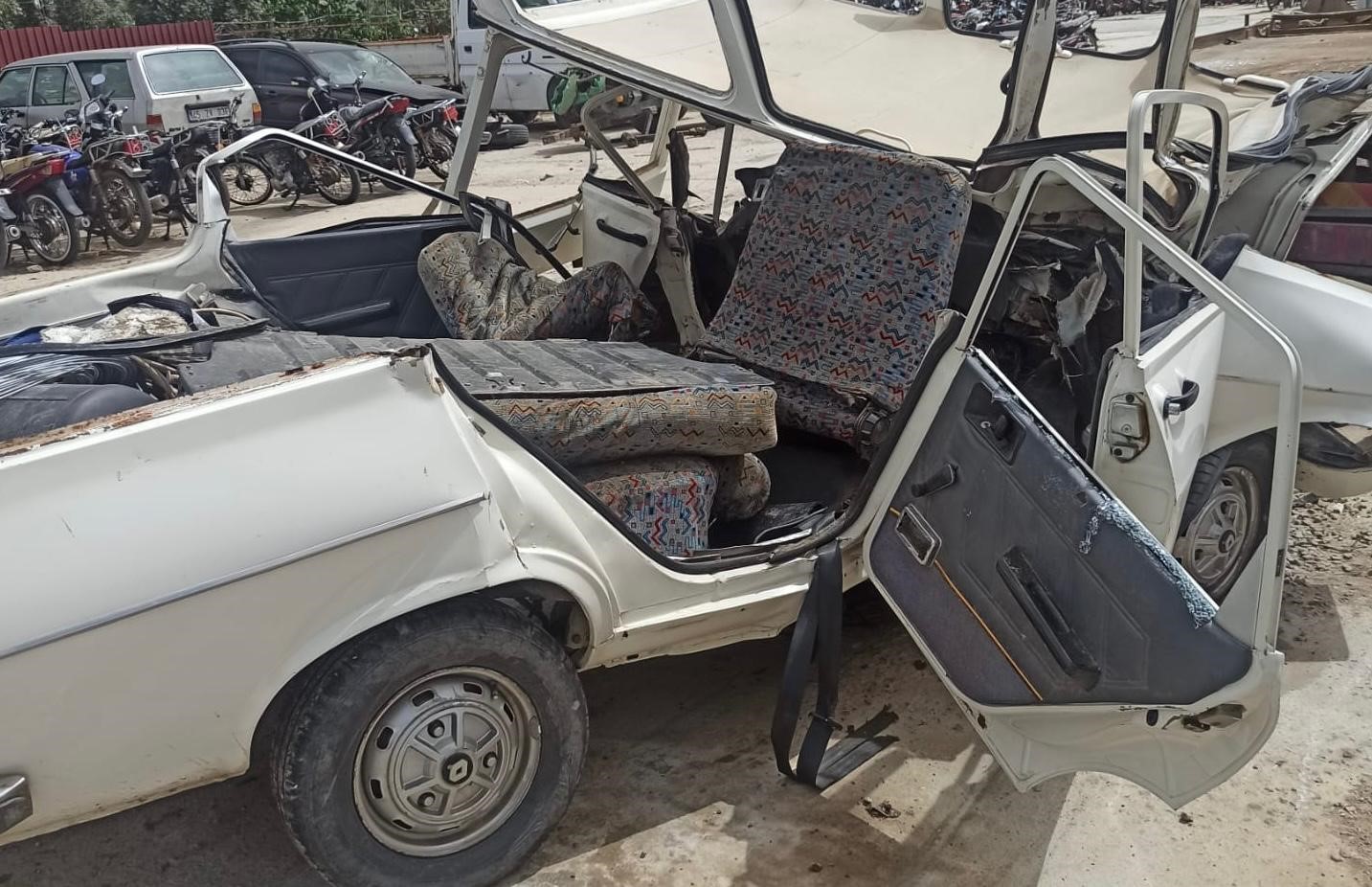 Manisa'da Feci Kaza! Tırla Otomobil Çarpıştı 1 Ölü (1)