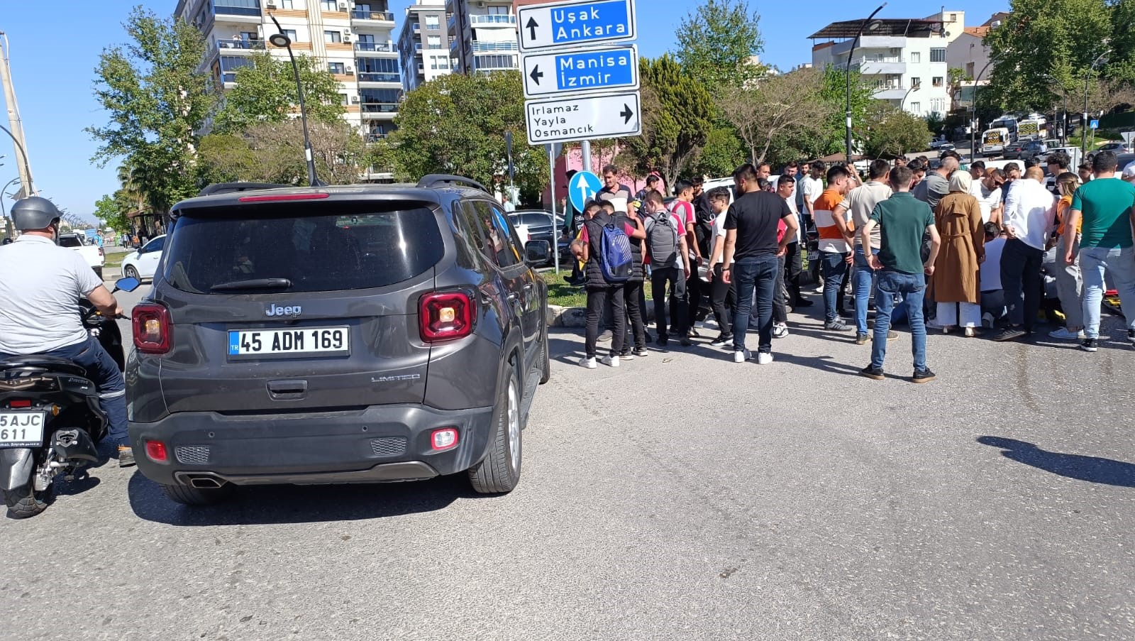 Manisa'da Otomobil Ile Motosiklet Çarpıştı 1 Yaralı (3)