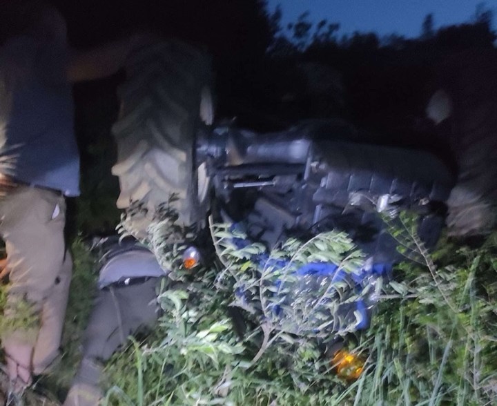 Manisa'da Traktör Devrildi Sürücü Ağır Yaralandı (1)
