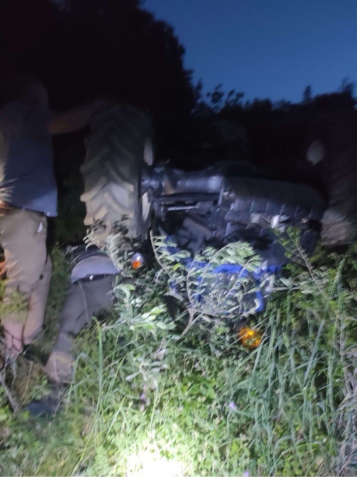 Manisa'da Traktör Devrildi Sürücü Ağır Yaralandı (2)