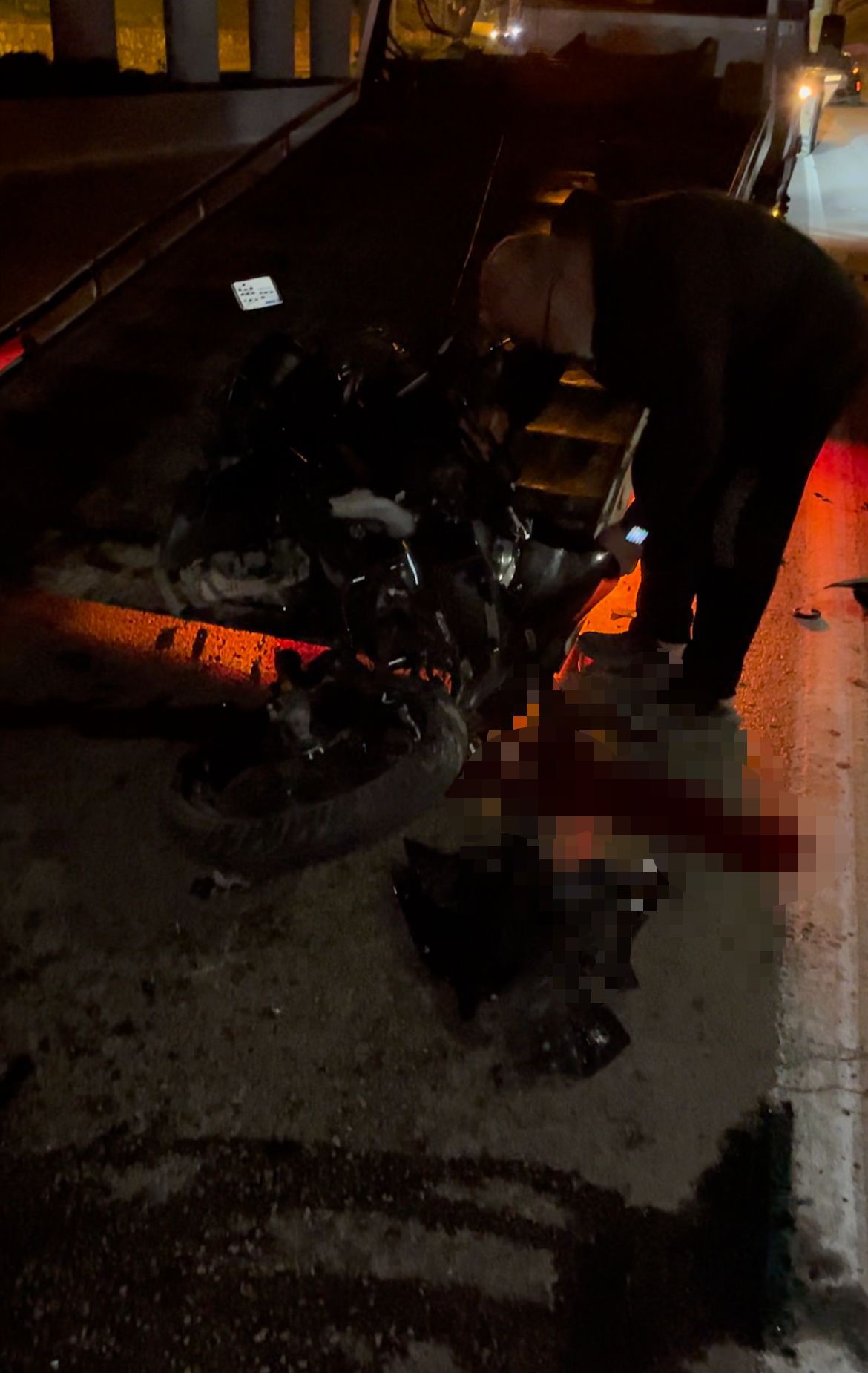 Motosiklet Sürücüsü, Ekskavatöre Çarptı Ağır Yaralandı (4)