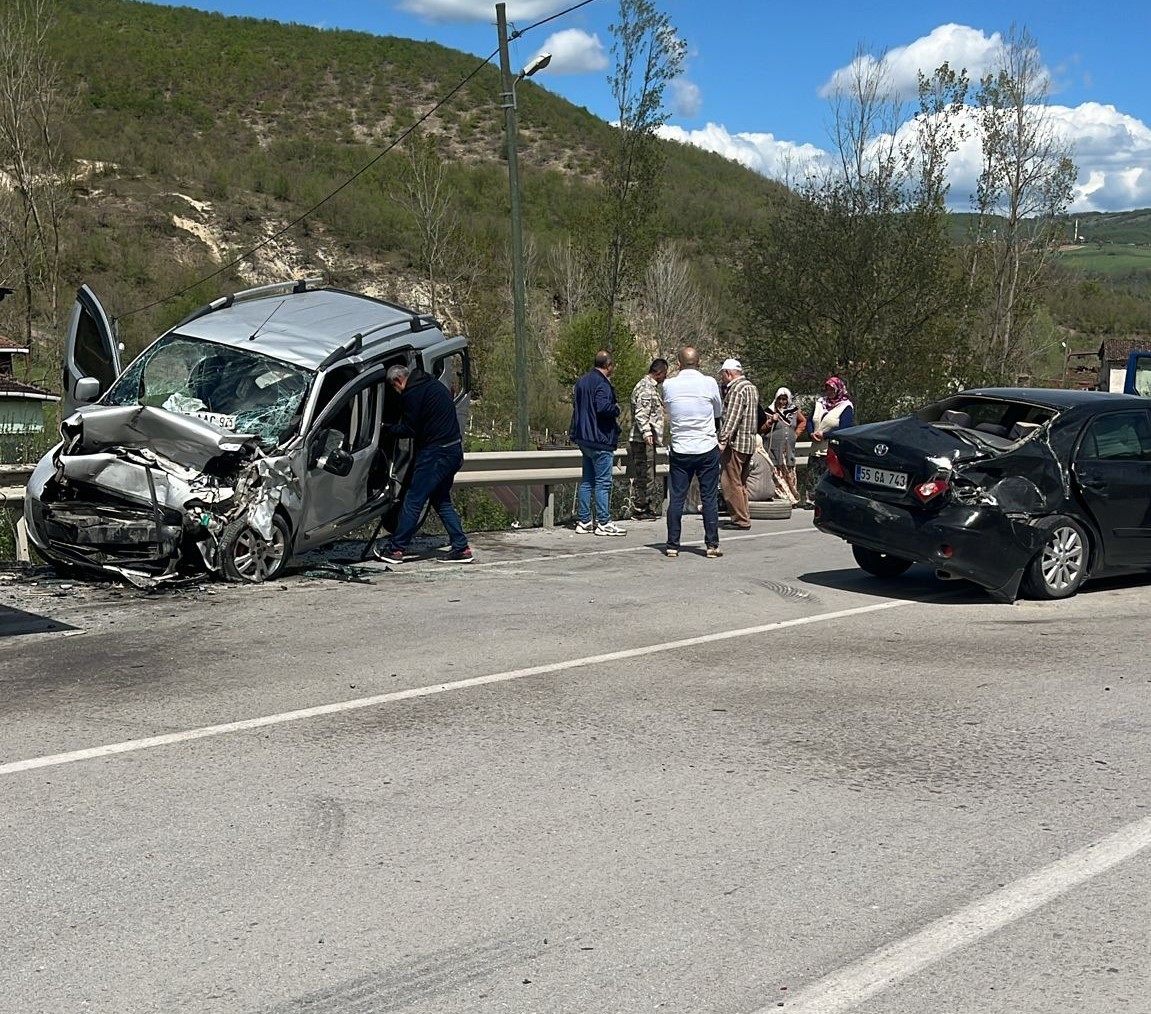 Otomobil Ile Ticri Araç Çarpıştı 5 Yaralı (2)