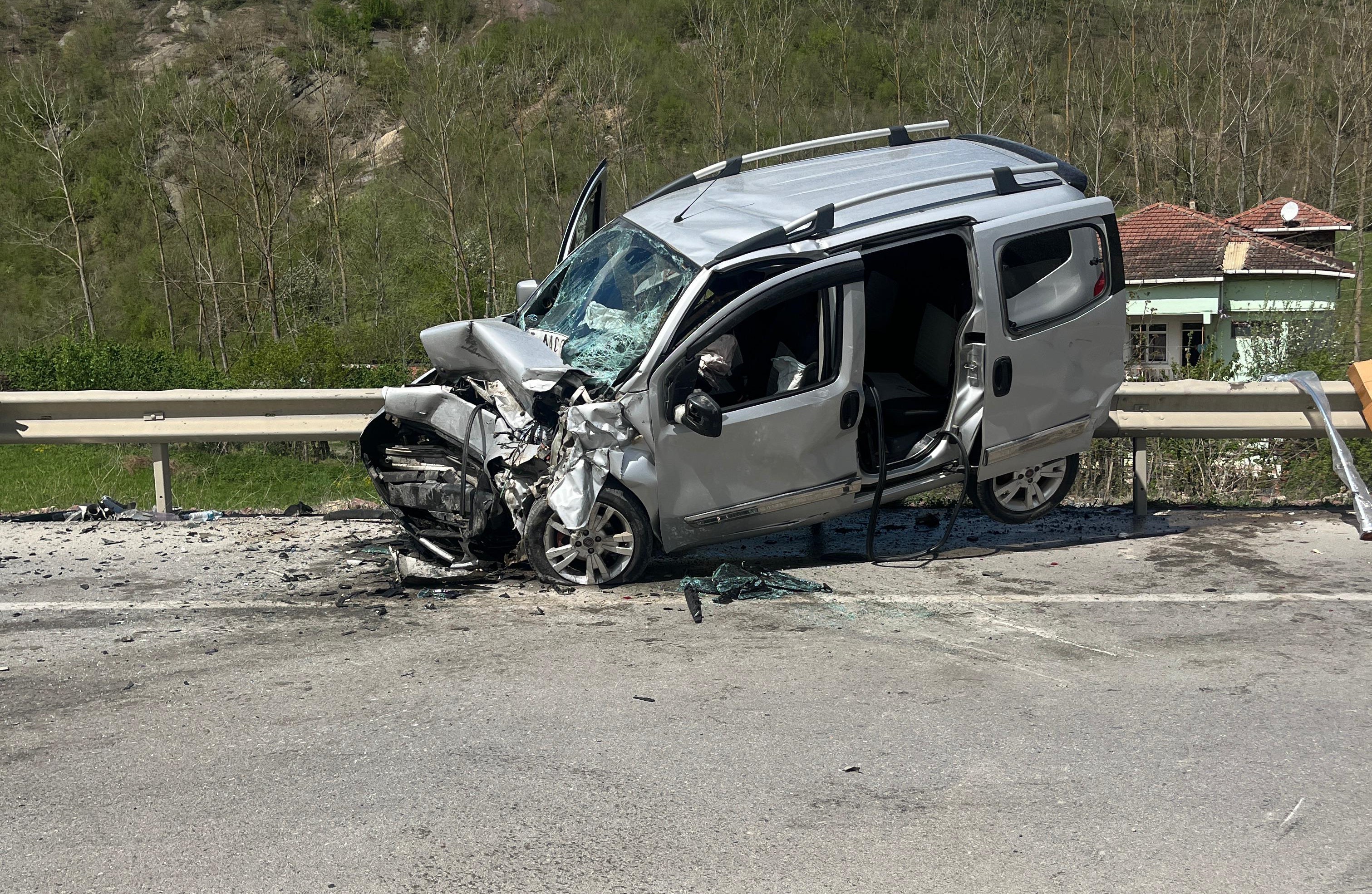 Otomobil Ile Ticri Araç Çarpıştı 5 Yaralı (3)