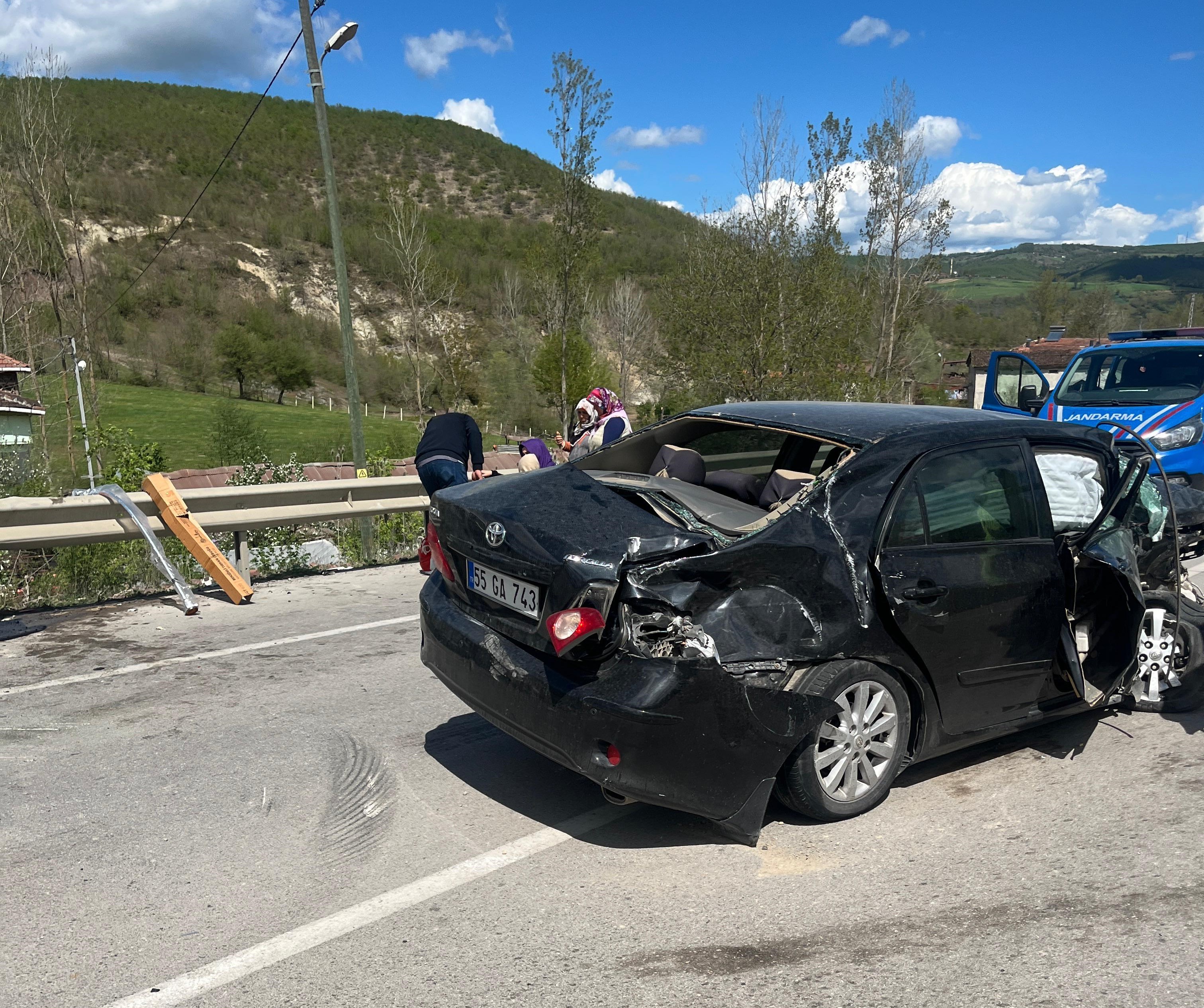 Otomobil Ile Ticri Araç Çarpıştı 5 Yaralı (4)