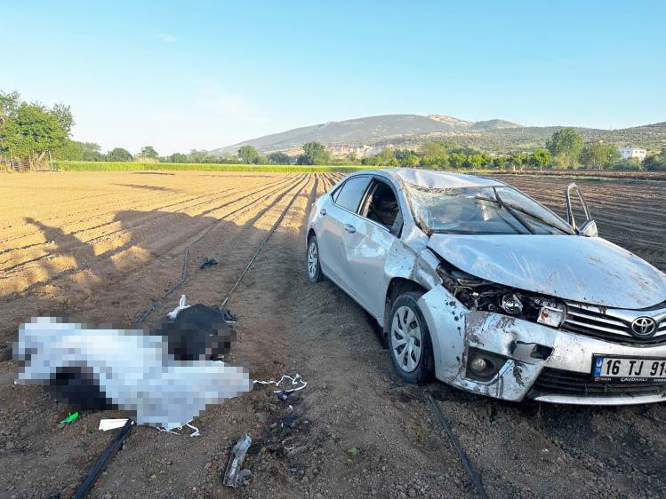 Otomobil Taklalar Atarak Tarlaya Uçtu 1 Ölü, 2 Yaralı   (2)