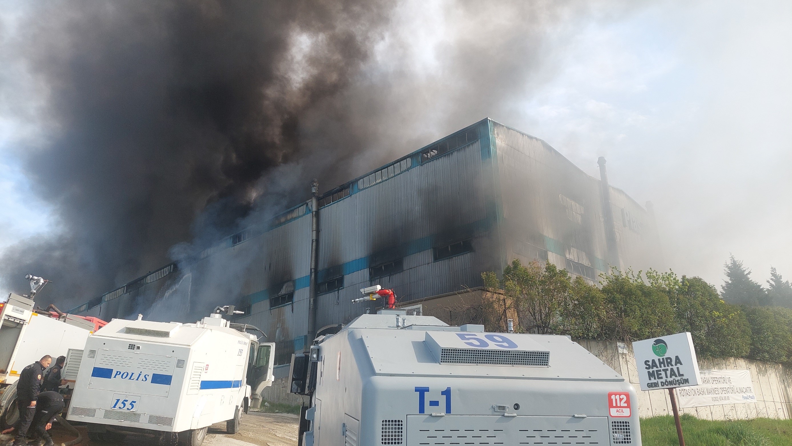 Son Daki̇ka Fabrika Yangını Sürüyor 6 Işçi Dumandan Etkilendi (1)