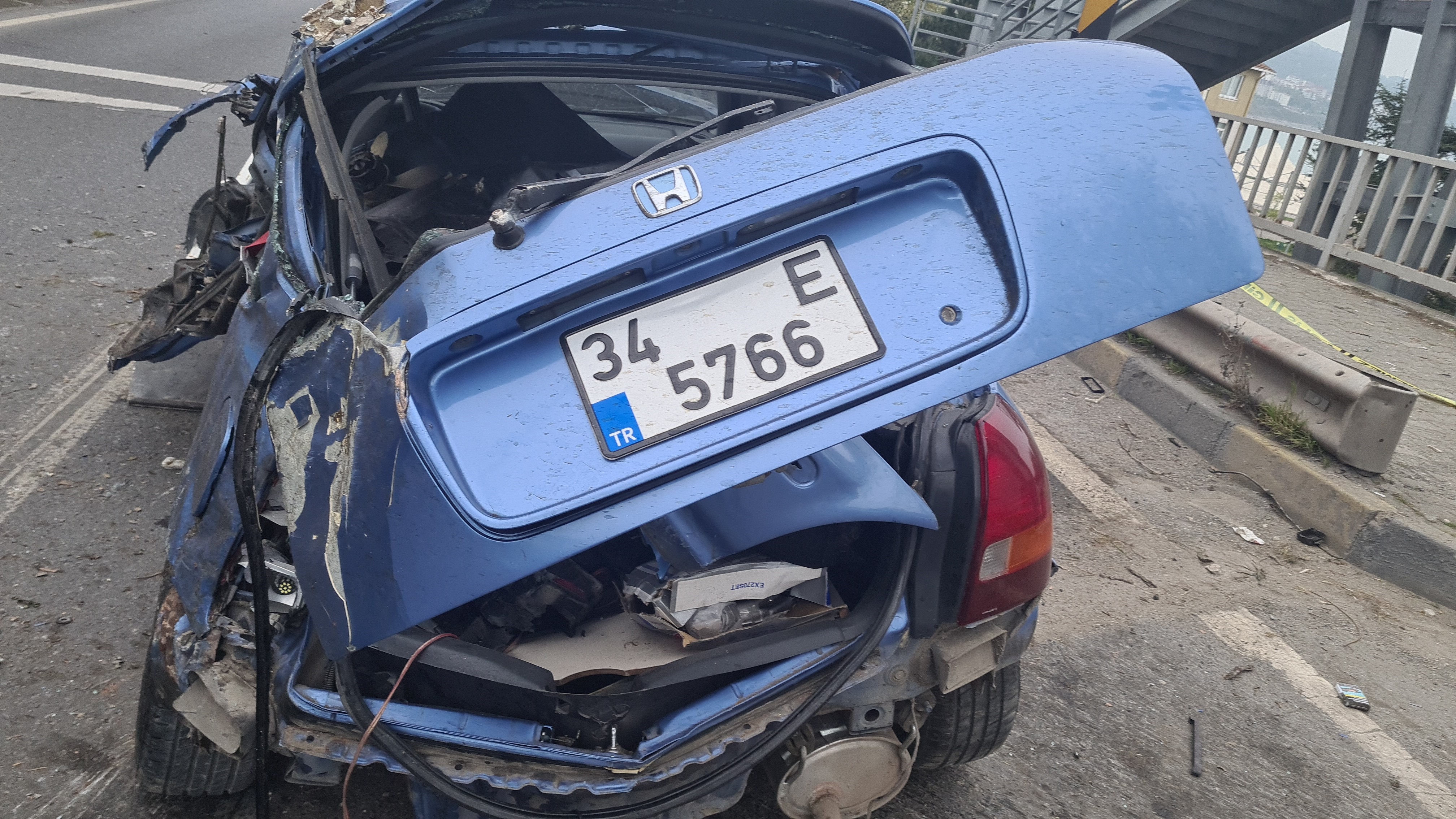 Trafo Binasına Çarpan Otomobil Hurdaya Döndü 1 Ölü, 1 Yaralı (4)