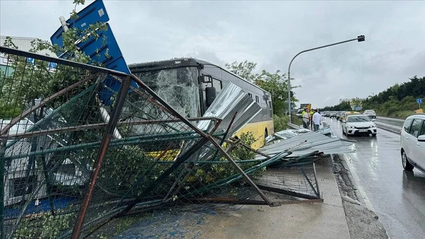 Ümraniye’de İett Otobüsü Iş Yerinin Bahçe Duvarına Çarptı (3)