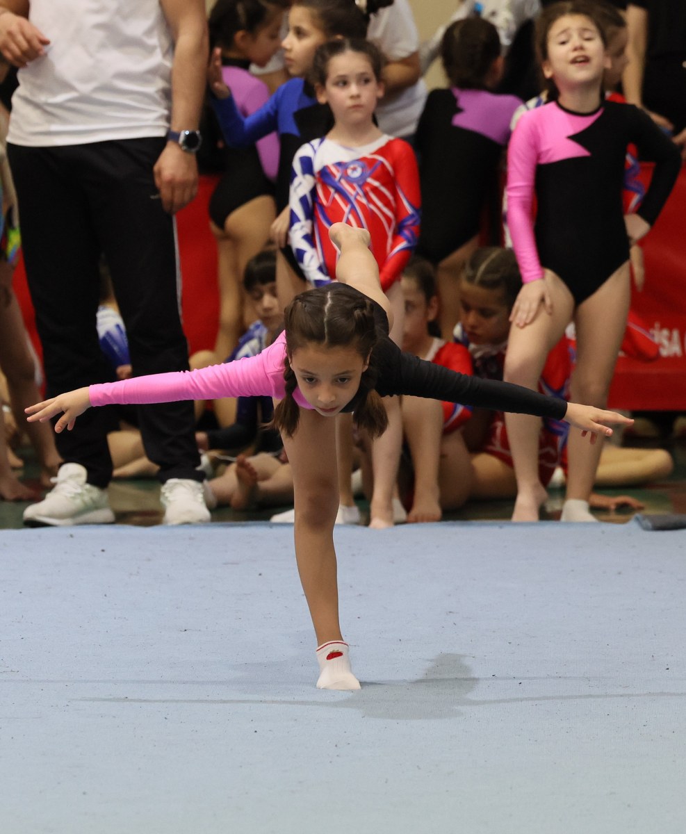 Manisa’da Artistik Cimnastik Yarışmaları Gerçekleştirildi (4)