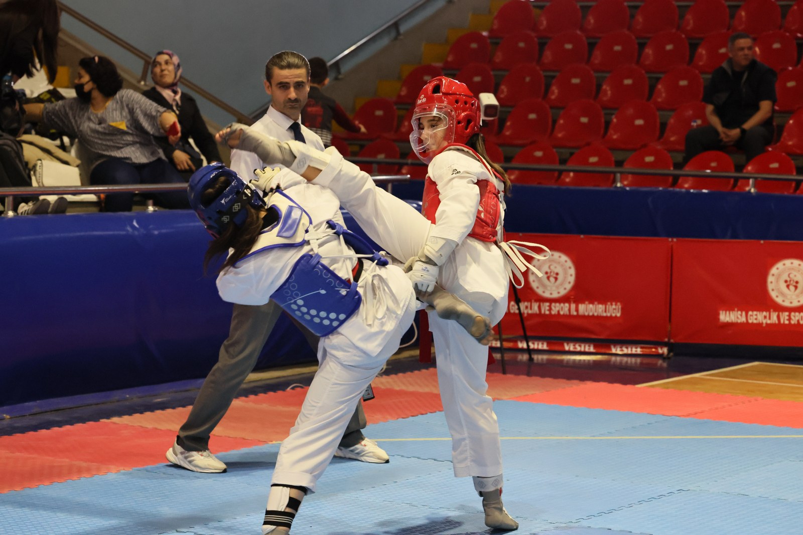 Manisa'da Okul Sporları Taekwondo Müsabakaları Başladı (1)