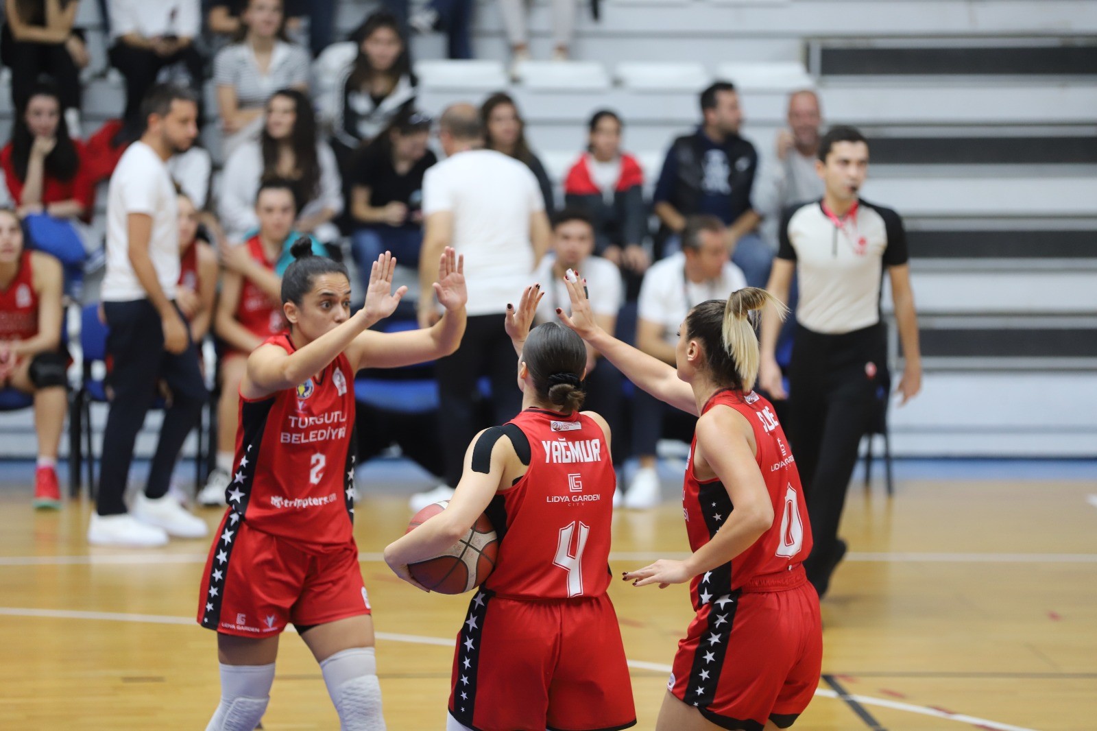 Turgutlu Belediyesi Kadın Basketbol Takımı Sezonu Tamamladı (1)