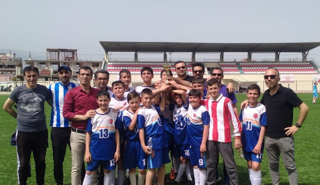 23 Nisan Çocuk Bayramı Kapsamında Sarıgöl'de Futbol Turnuvası Düzenlendi (2)