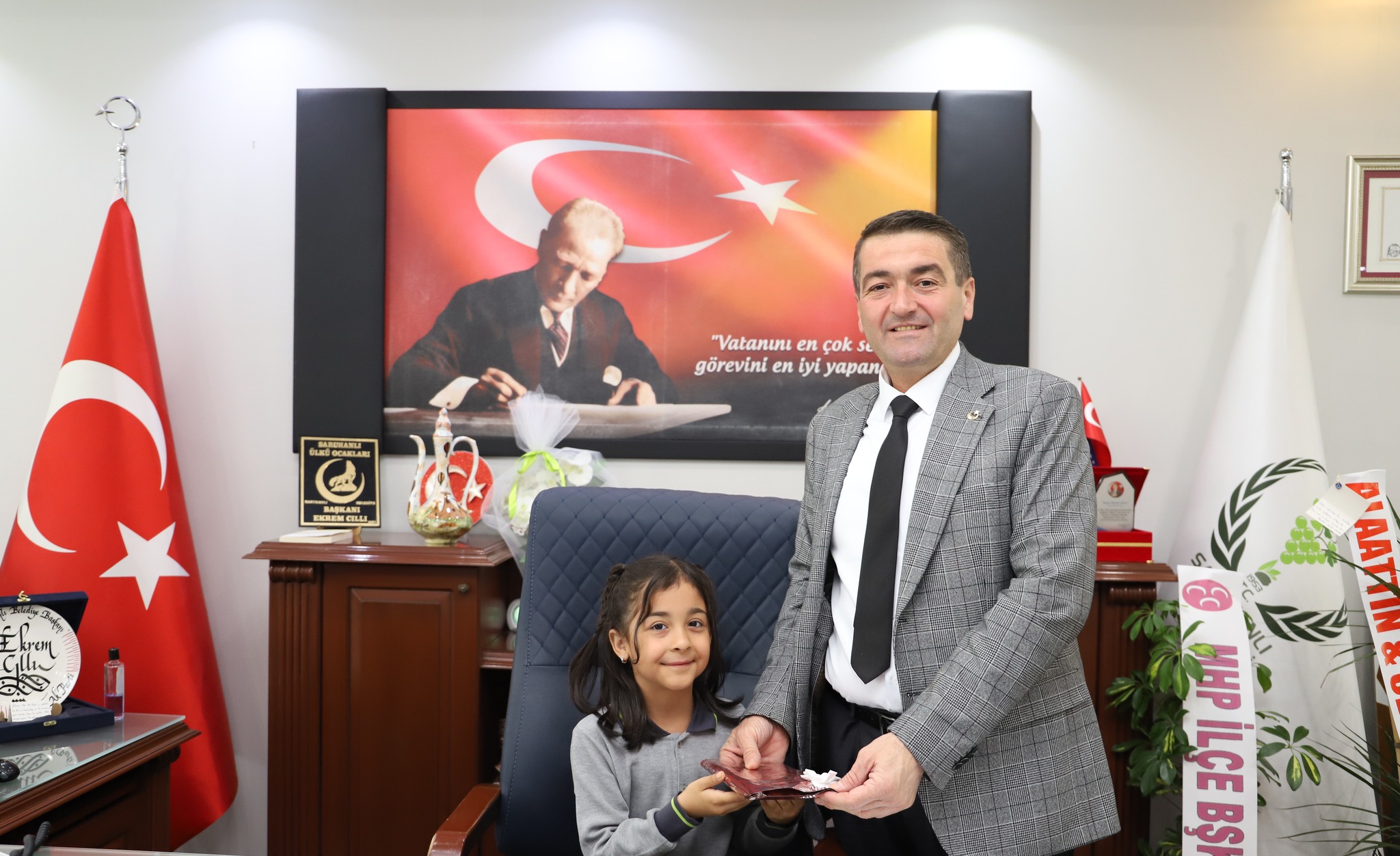 Ak Parti’den Saruhanlı Belediye Başkanı Seçilen Ekrem Cıllı, 23 Nisan Milli Egemenlik Ve Çocuk Bayramı Kutlamaları Dolayısıyla Makan Koltuğunu Geleceğin Başkanlarına Bıraktı (2)