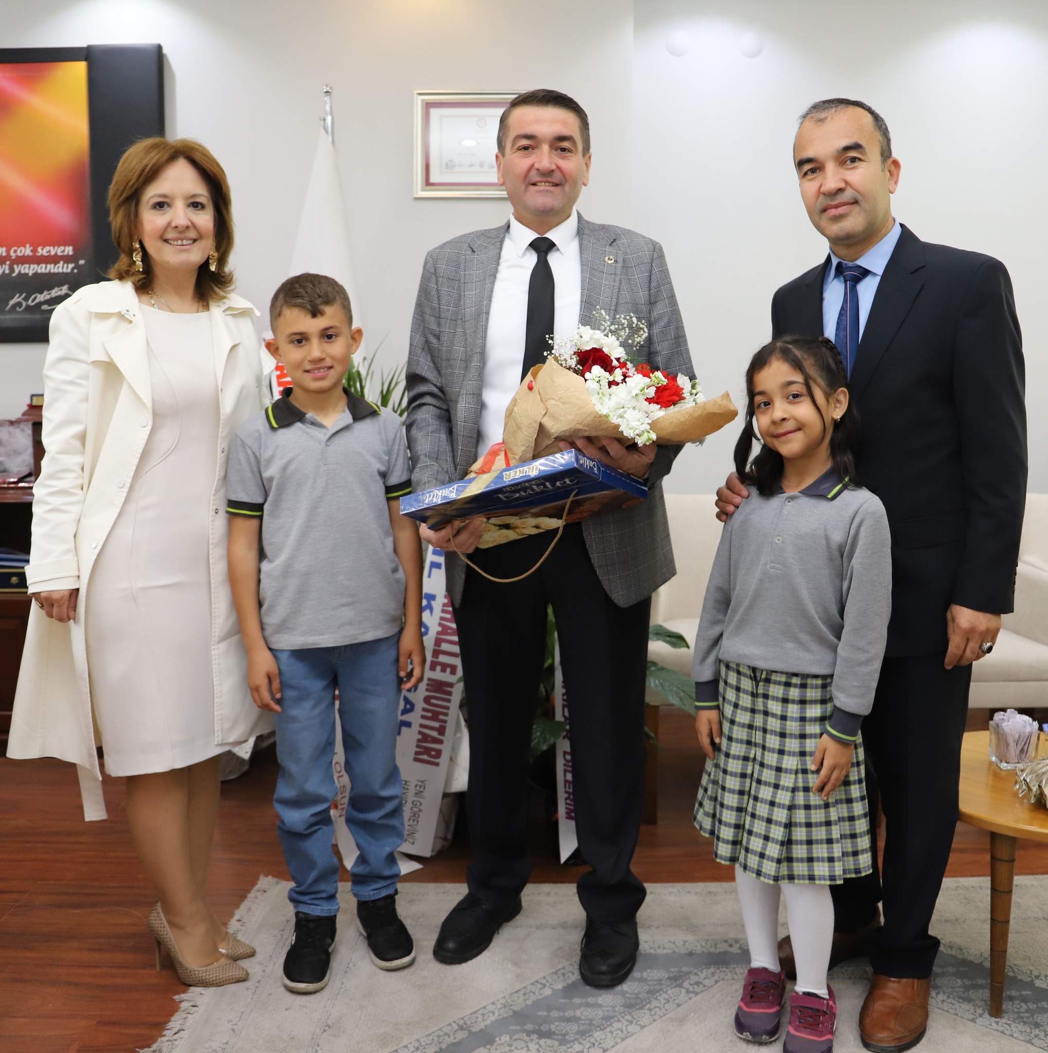 Ak Parti’den Saruhanlı Belediye Başkanı Seçilen Ekrem Cıllı, 23 Nisan Milli Egemenlik Ve Çocuk Bayramı Kutlamaları Dolayısıyla Makan Koltuğunu Geleceğin Başkanlarına Bıraktı (4)