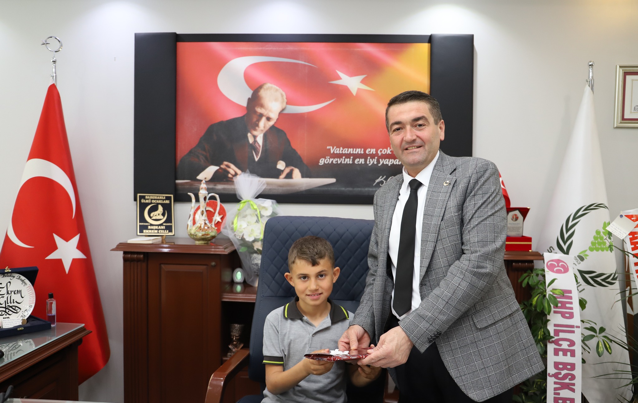 Ak Parti’den Saruhanlı Belediye Başkanı Seçilen Ekrem Cıllı, 23 Nisan Milli Egemenlik Ve Çocuk Bayramı Kutlamaları Dolayısıyla Makan Koltuğunu Geleceğin Başkanlarına Bıraktı (5)