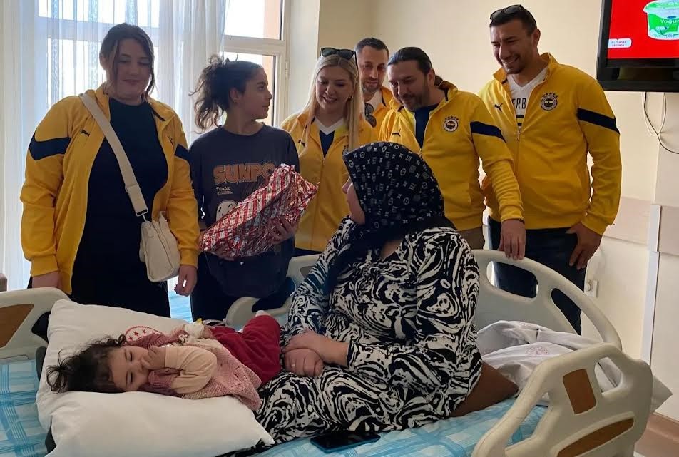 Alaşehir Fenerbahçeliler Derneği’nden Hastanedeki Çocuklara Sürpriz (10)