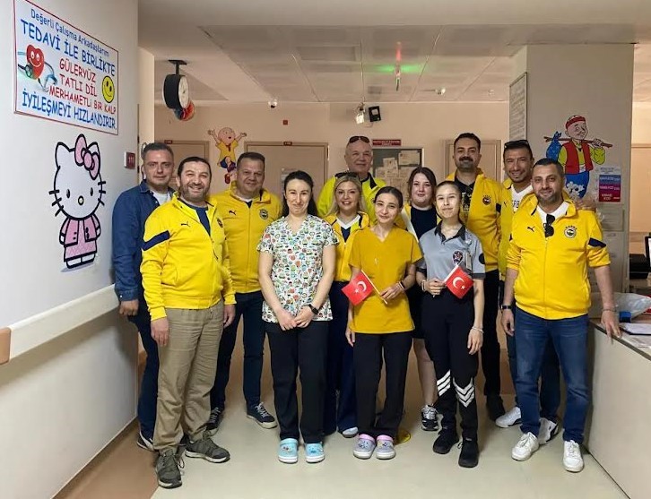 Alaşehir Fenerbahçeliler Derneği’nden Hastanedeki Çocuklara Sürpriz (9)