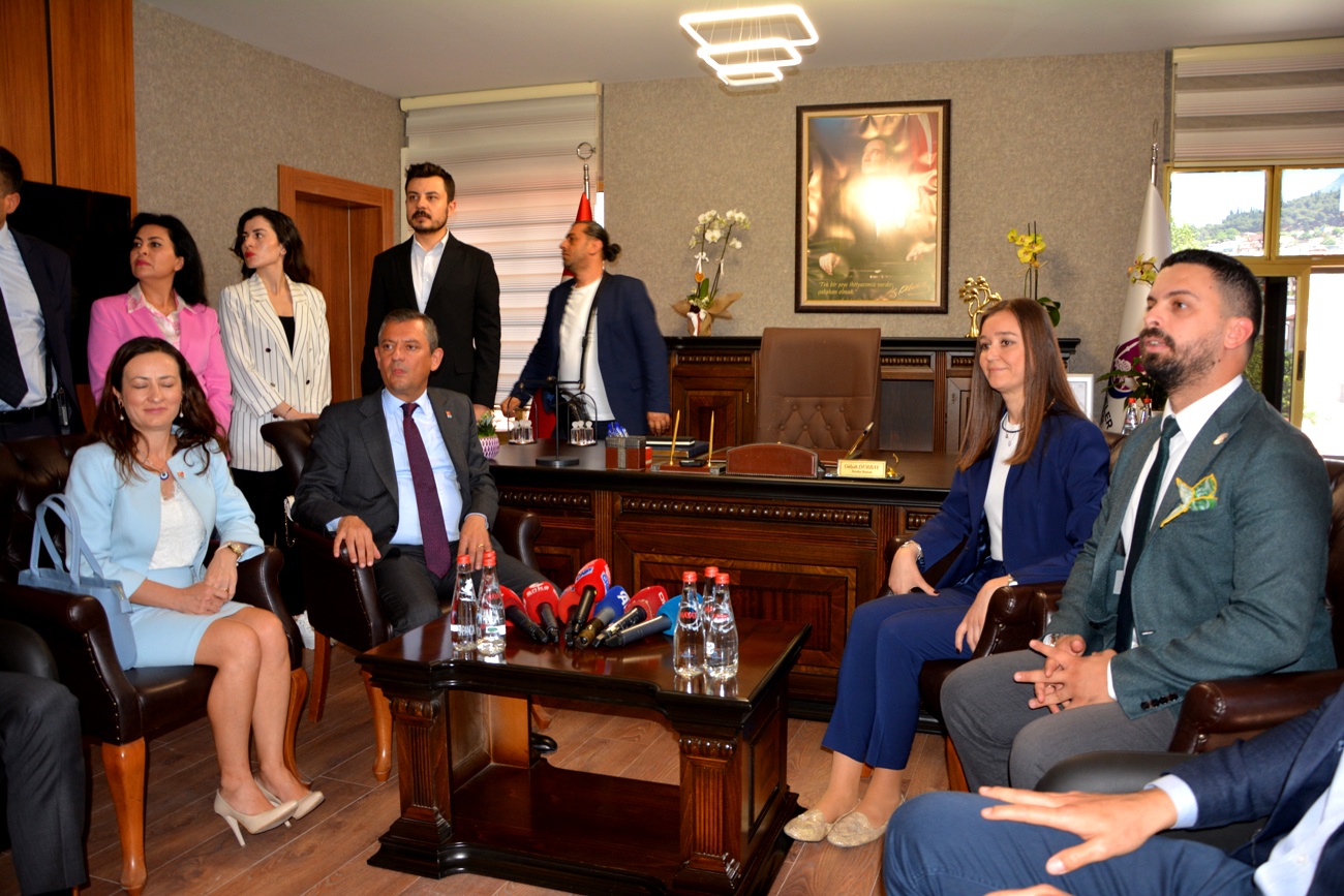 Chp Genel Başkanı Özel, Gülşah Durbay’ı Ziyaret Etti (1)