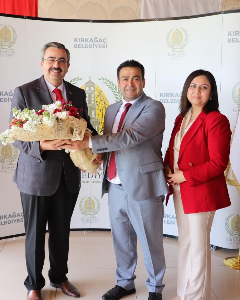 Kırkağaç'ta Belediye Başkanı Resmi Sonuçlar Ilan Edilmeden Görevini Devretti (3)