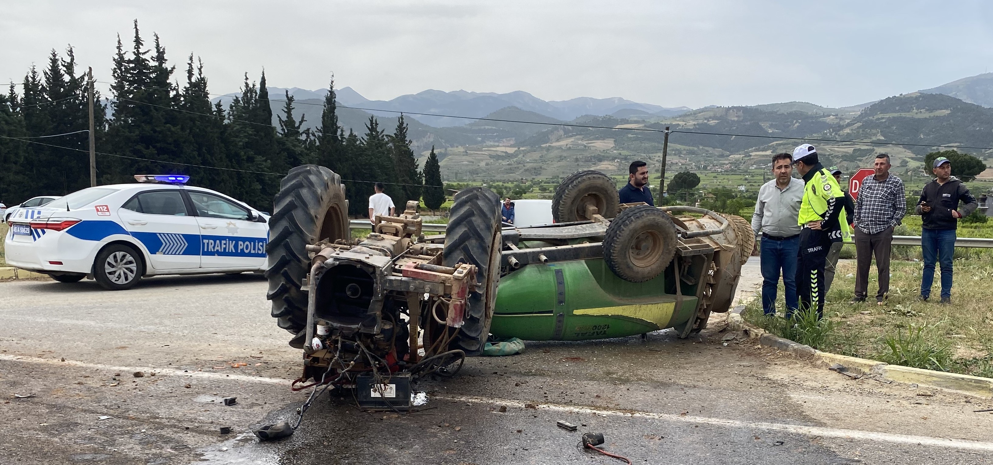 Manisa Otomobilin Çarptığı Traktör Ikiye Bölündü 2 Yaralı (2)