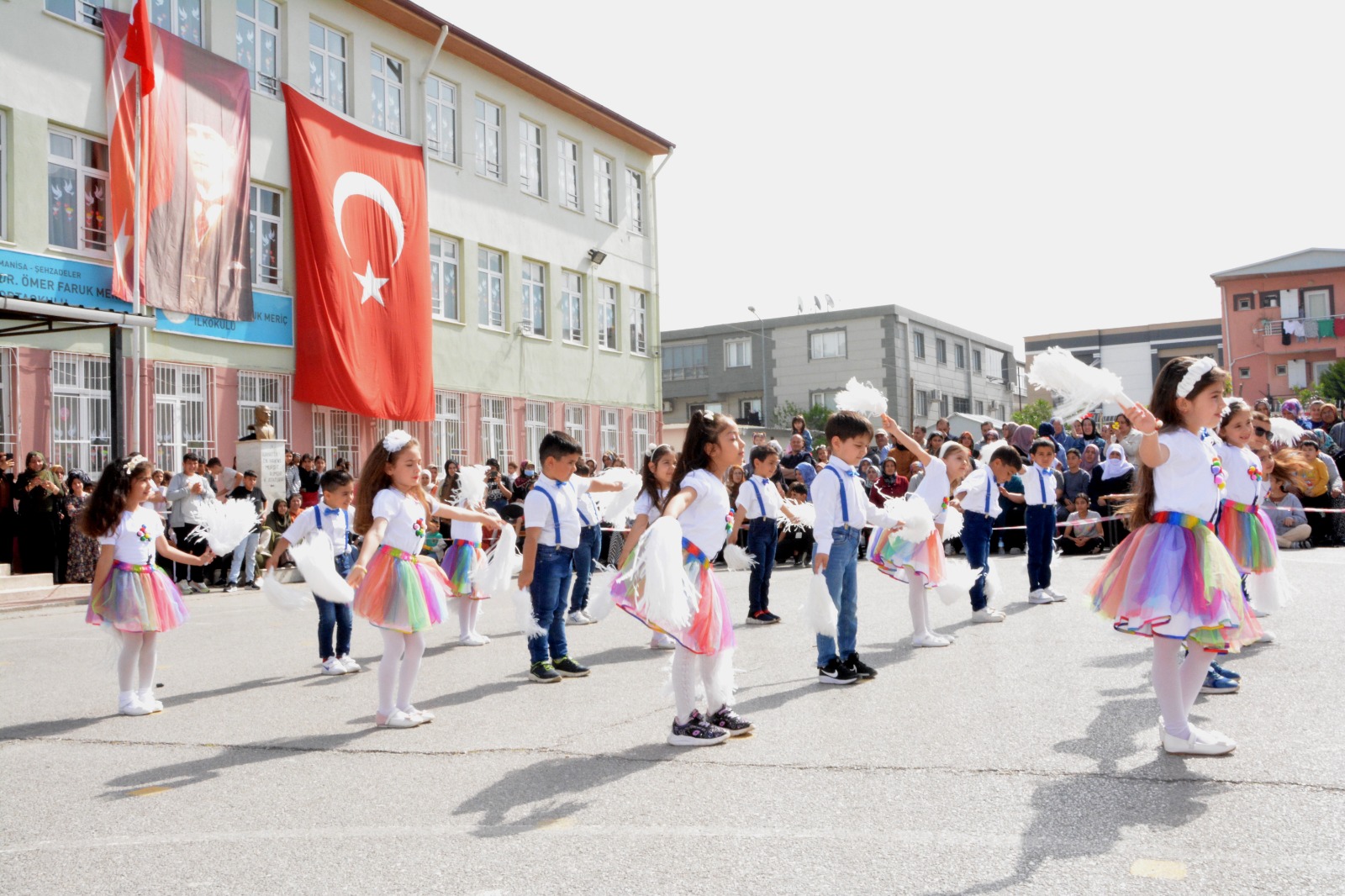 Manisa’da Dr. Ömer Faruk Meriç İlkokulu Ortaokulu’nda 23 Nisan Kutlandı (12)