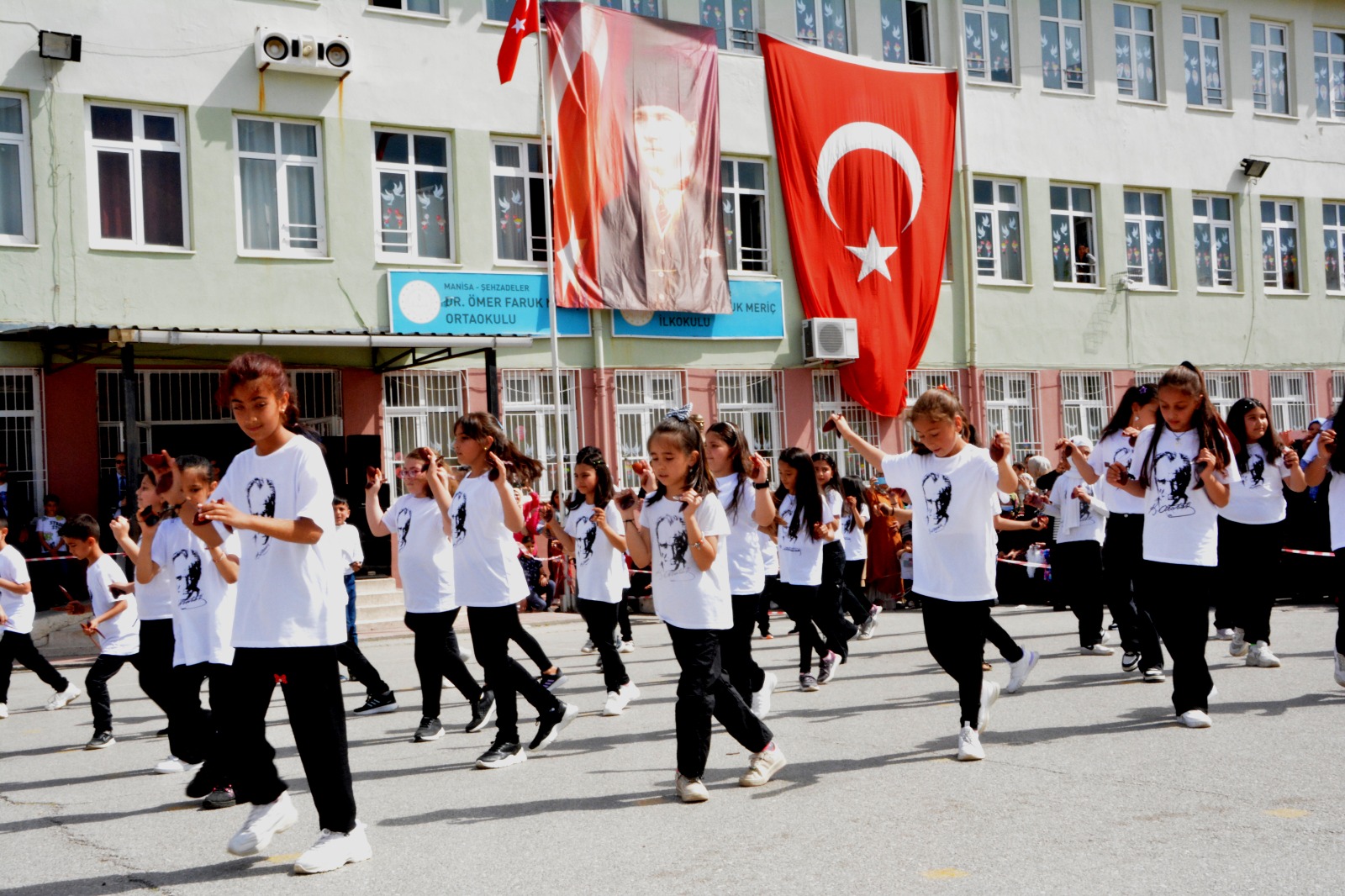 Manisa’da Dr. Ömer Faruk Meriç İlkokulu Ortaokulu’nda 23 Nisan Kutlandı (2)