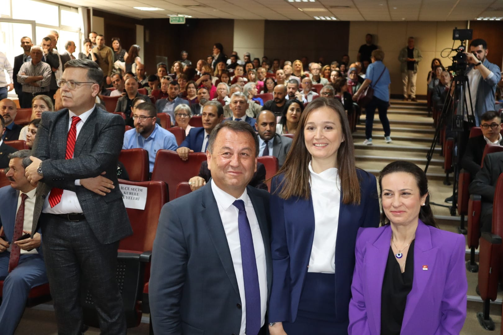 Manisa'nın Ilk Kadın Başkanı Gülşah Durbay Mazbatasını Aldı (2)