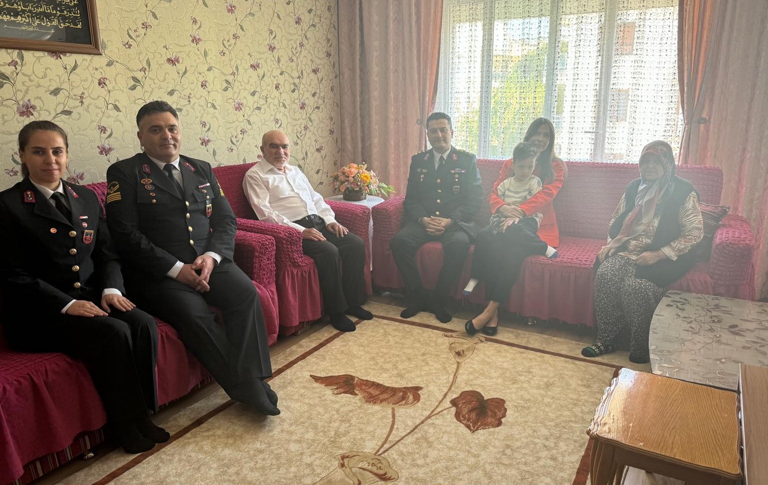 Salihli Jandarma Komutanlığı Şehit Ailelerinin Bayramlarını Kutladı (4)