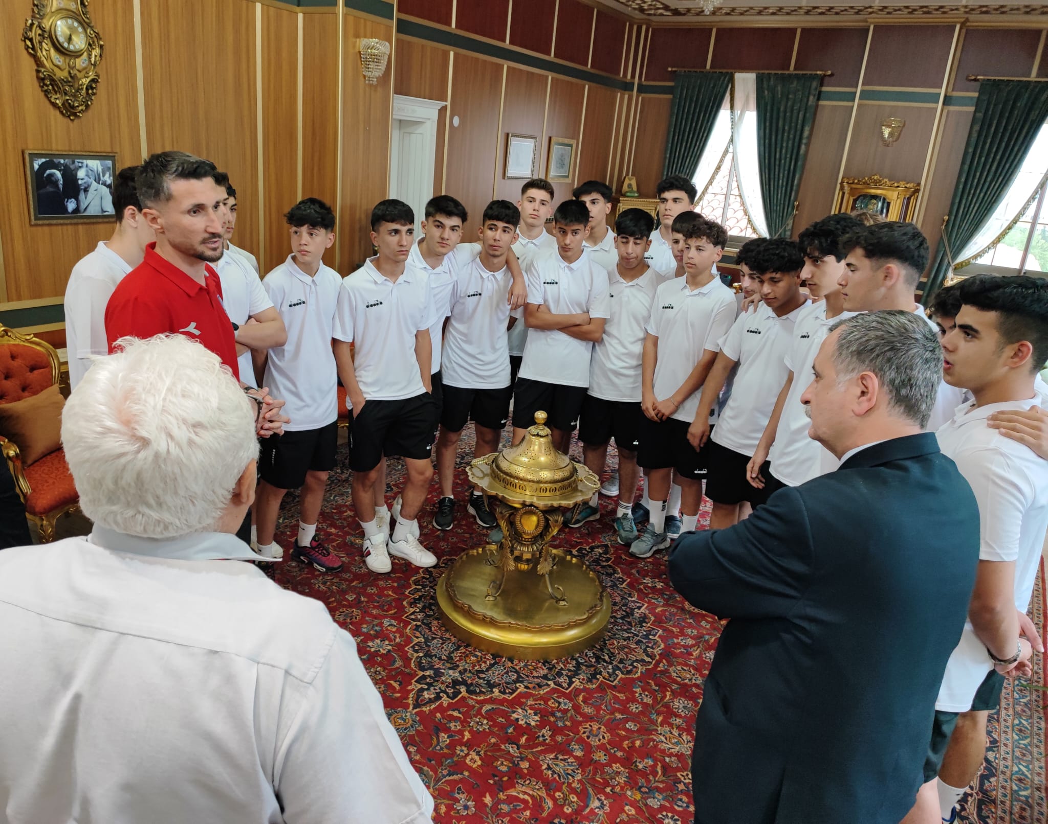 Yunusemre'nin U16'Ları Başkan Balaban’ı Ziyaret Etti (4)