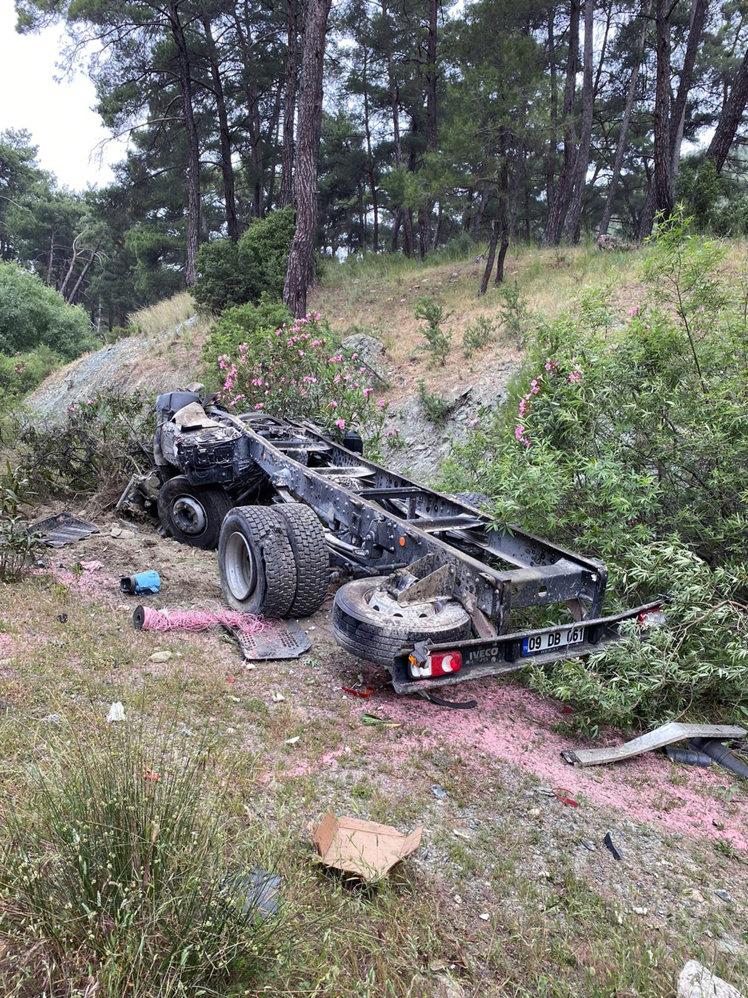 20 Metrelik Uçuruma Düşen Kamyonun Sürücüsü Öldü (4)