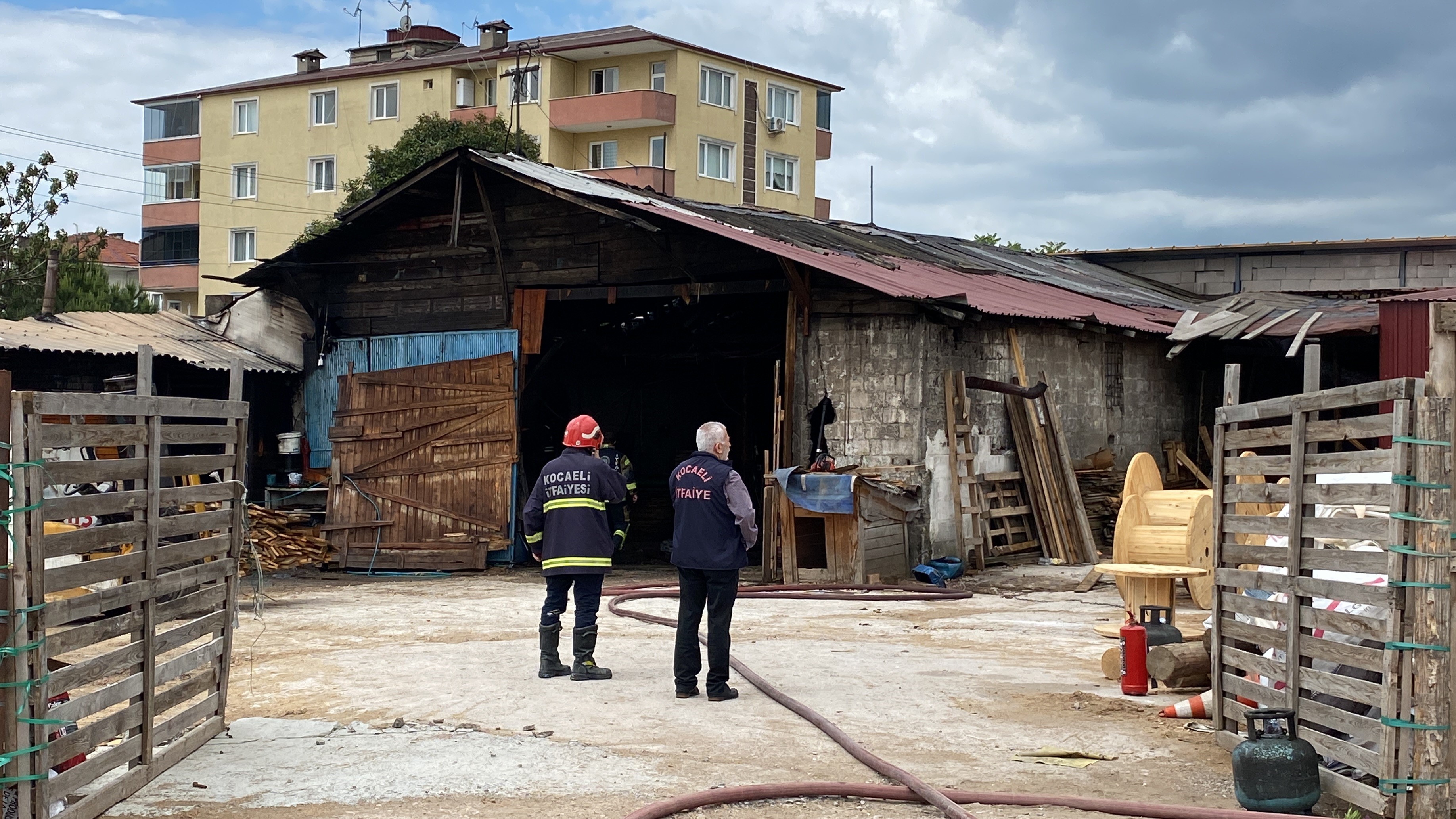 Alevlerden Kaçarken Yola Fırlayan Kedinin Imdadına Yetişti (3)