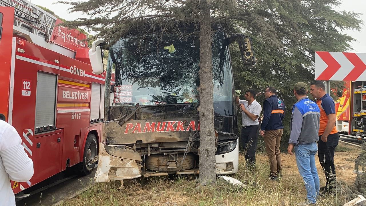 Feci Kaza Kontrolden Çıkan Yolcu Otobüsü Ağaca Çarptı (4)