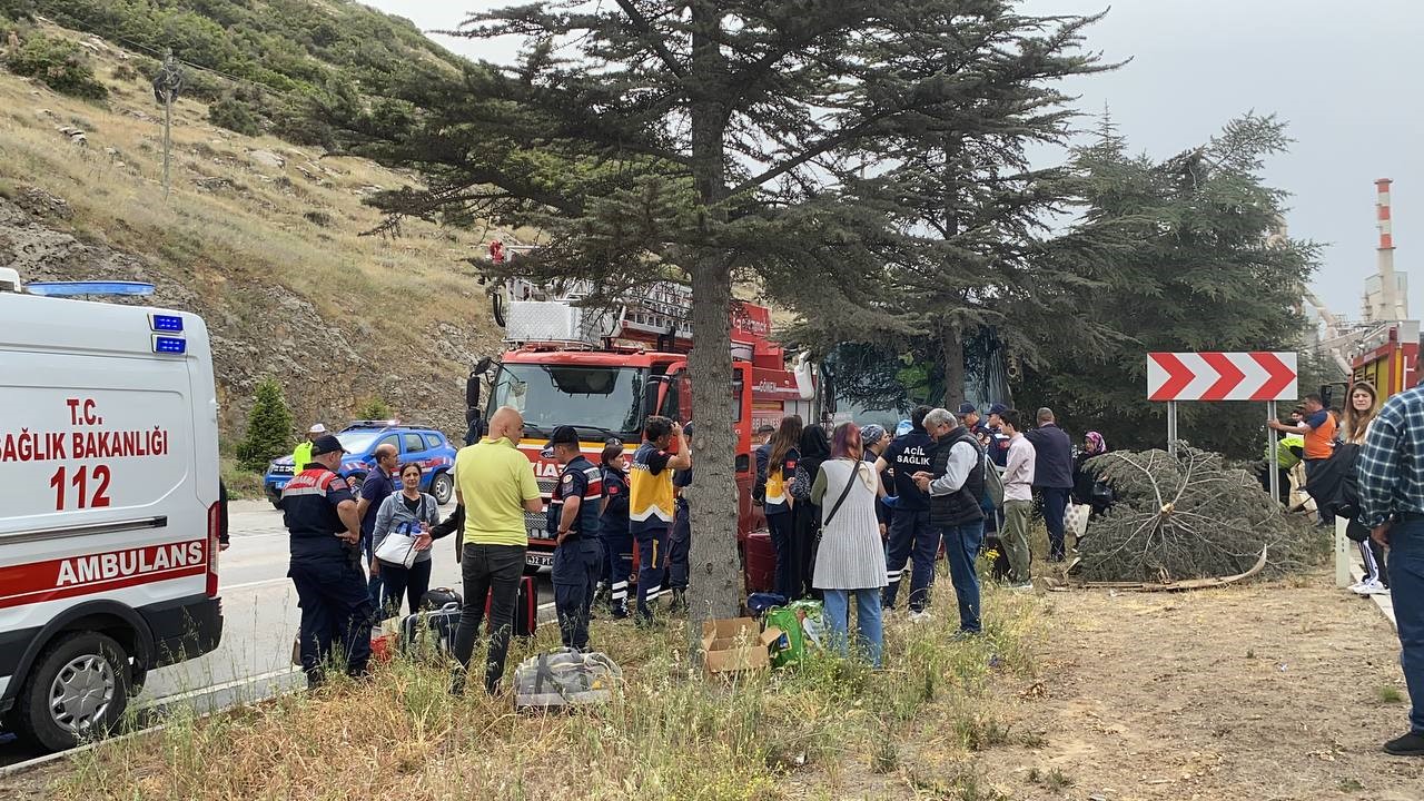 Feci Kaza Kontrolden Çıkan Yolcu Otobüsü Ağaca Çarptı (6)