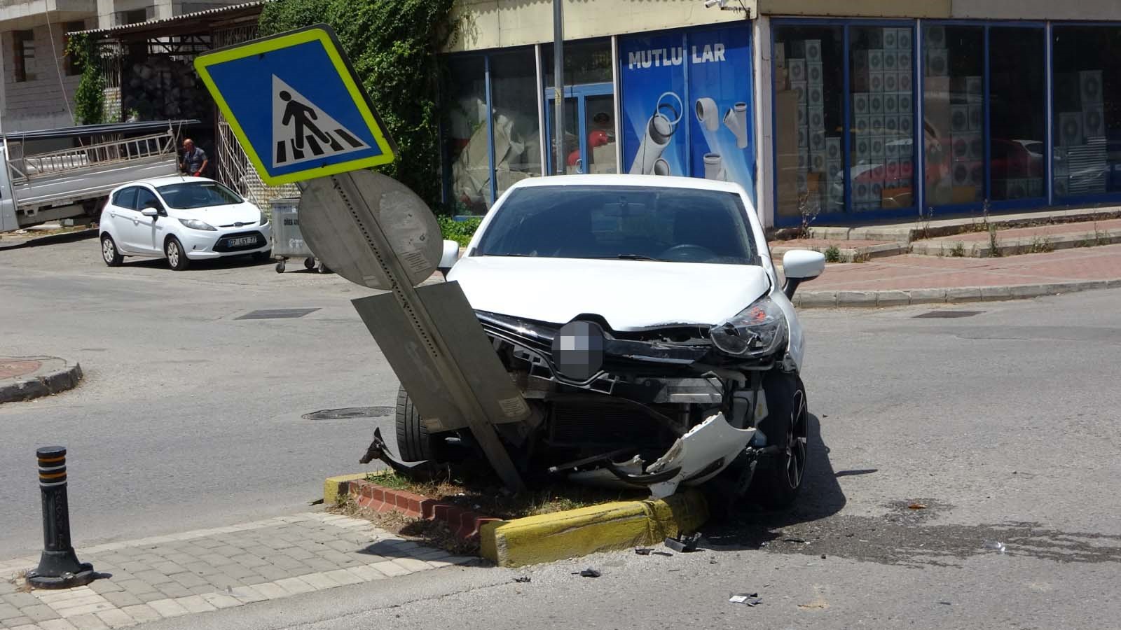 Kaza Yapan Otomobil, Trafik Levhasına Çarparak Durabildi (2)