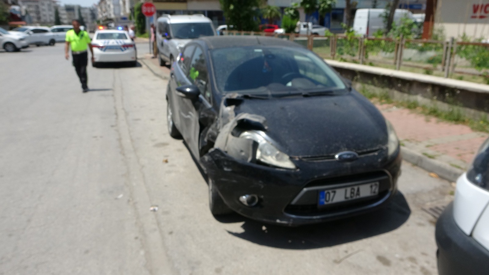 Kaza Yapan Otomobil, Trafik Levhasına Çarparak Durabildi (3)