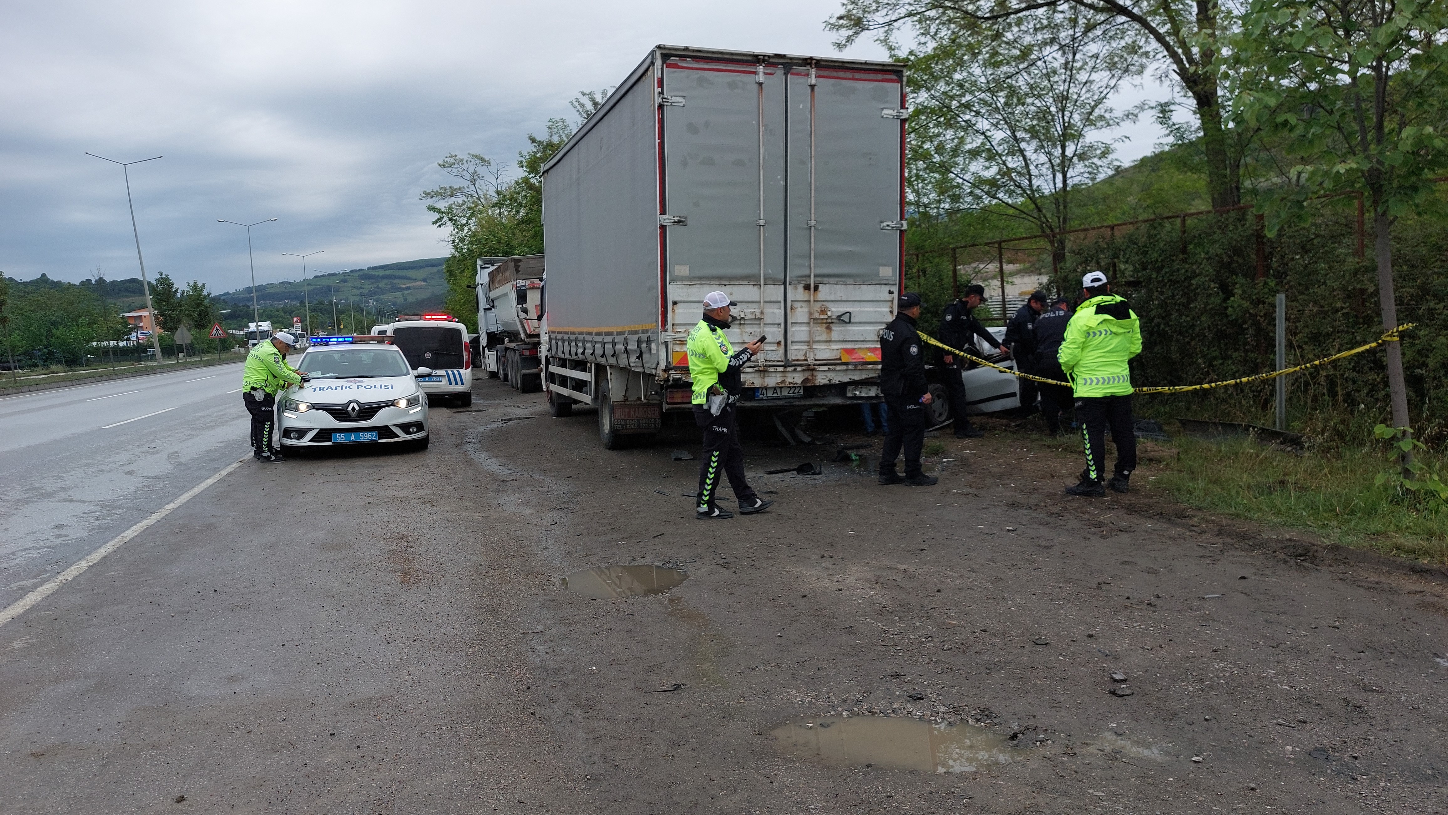 Kazada Park Halinde Kamyona Arkadan Çarpan Tofaş Marka Araç Parçalanarak Genç Sürücüye Mezar Oldu (1)