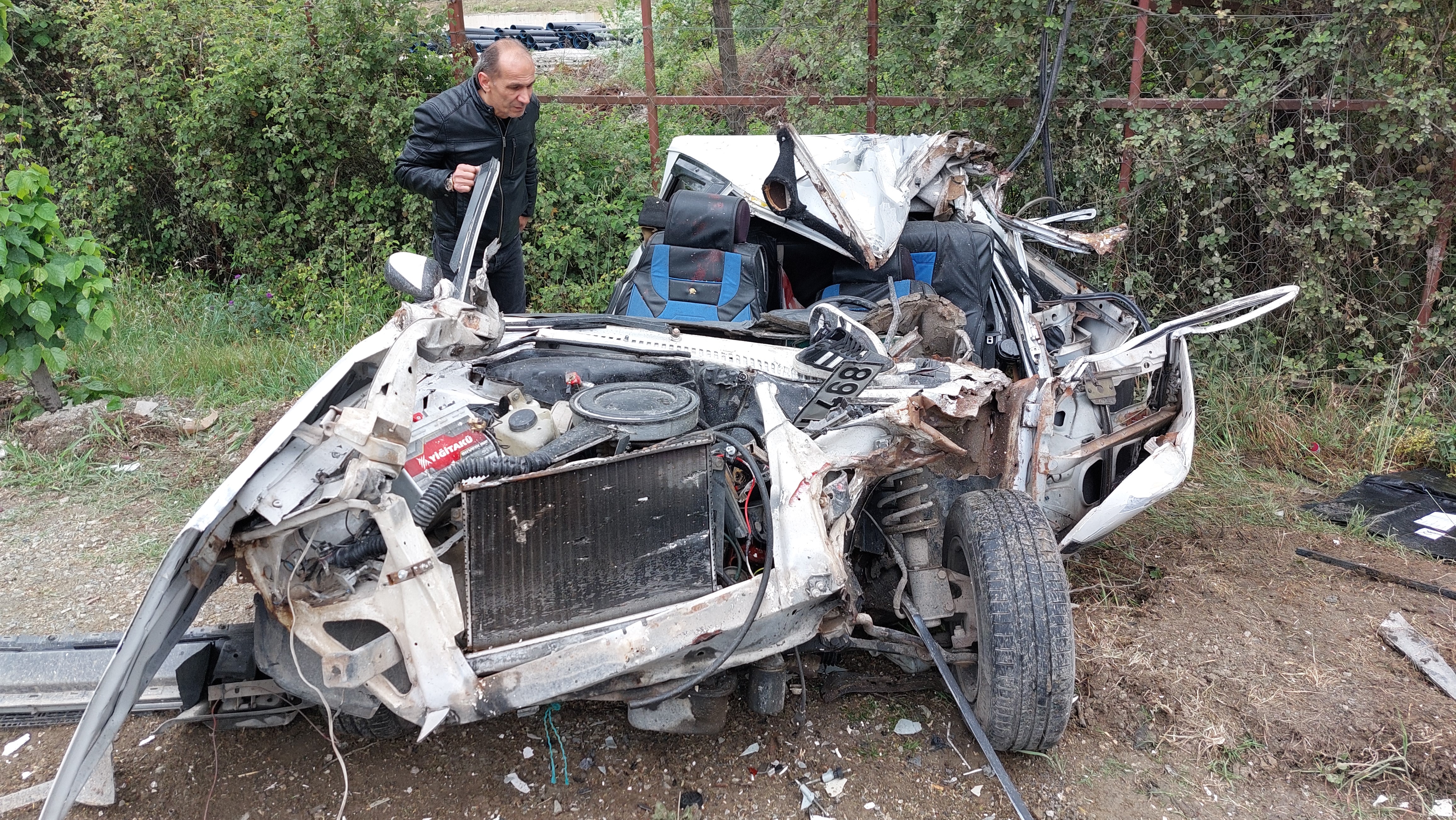 Kazada Park Halinde Kamyona Arkadan Çarpan Tofaş Marka Araç Parçalanarak Genç Sürücüye Mezar Oldu (4)