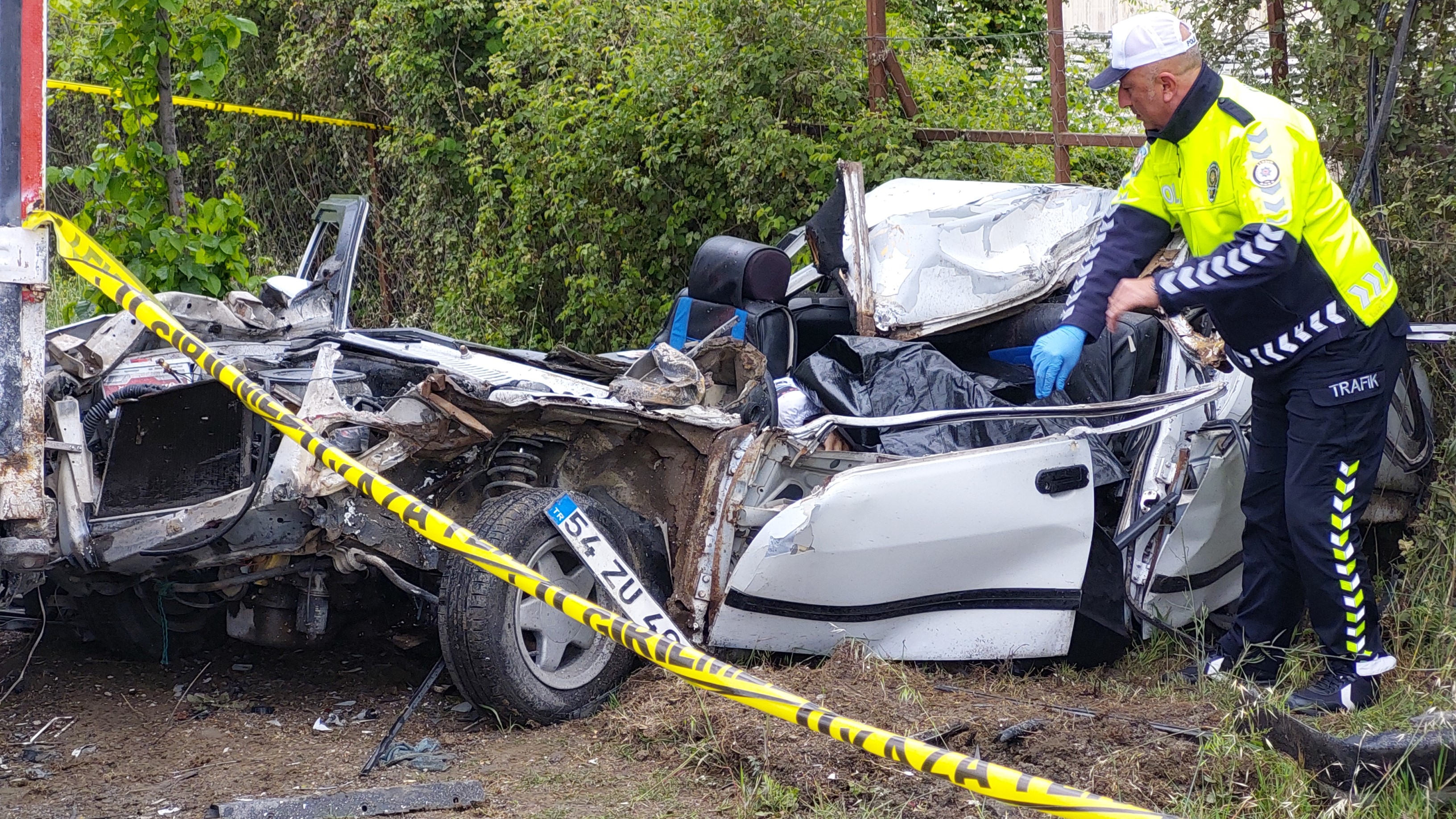 Kazada Park Halinde Kamyona Arkadan Çarpan Tofaş Marka Araç Parçalanarak Genç Sürücüye Mezar Oldu (6)