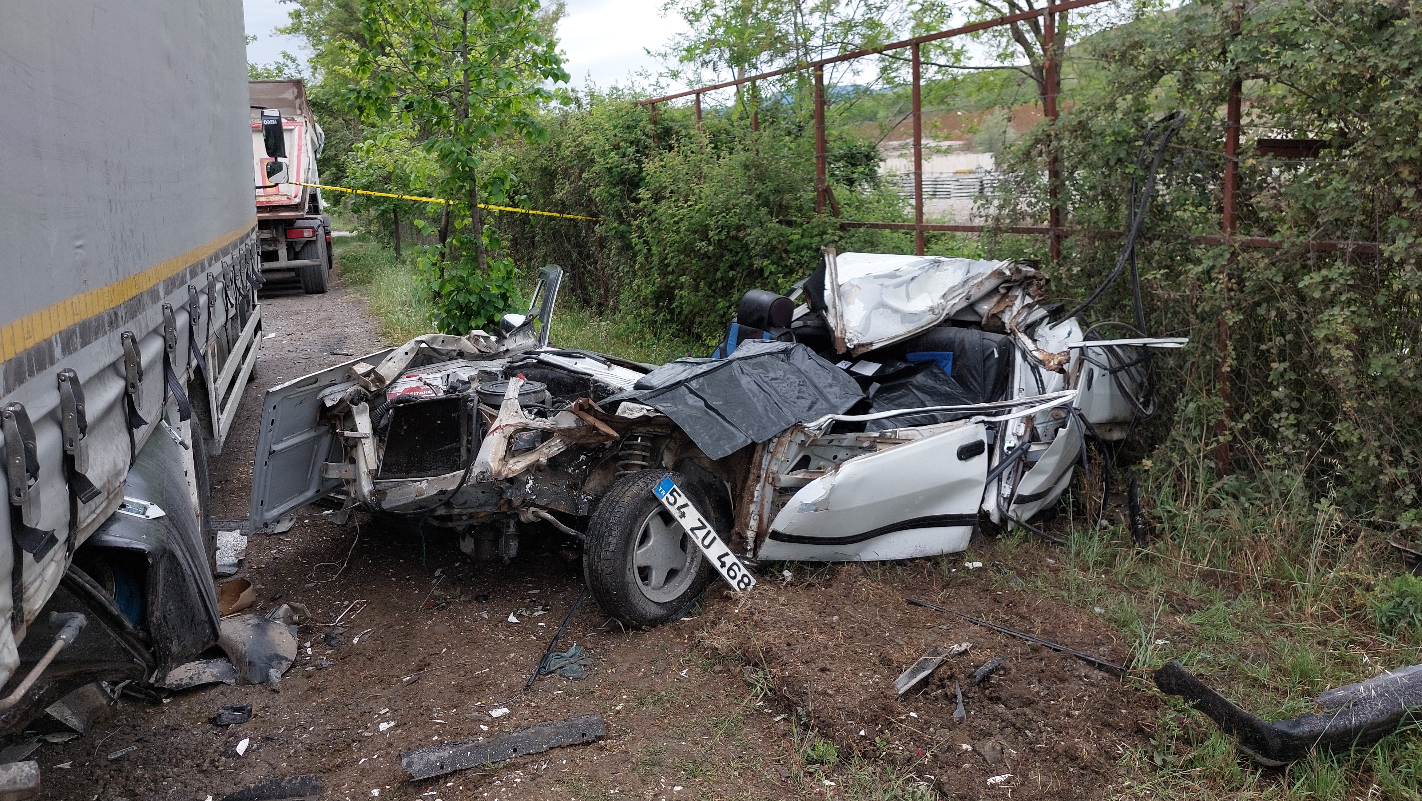 Kazada Park Halinde Kamyona Arkadan Çarpan Tofaş Marka Araç Parçalanarak Genç Sürücüye Mezar Oldu (7)