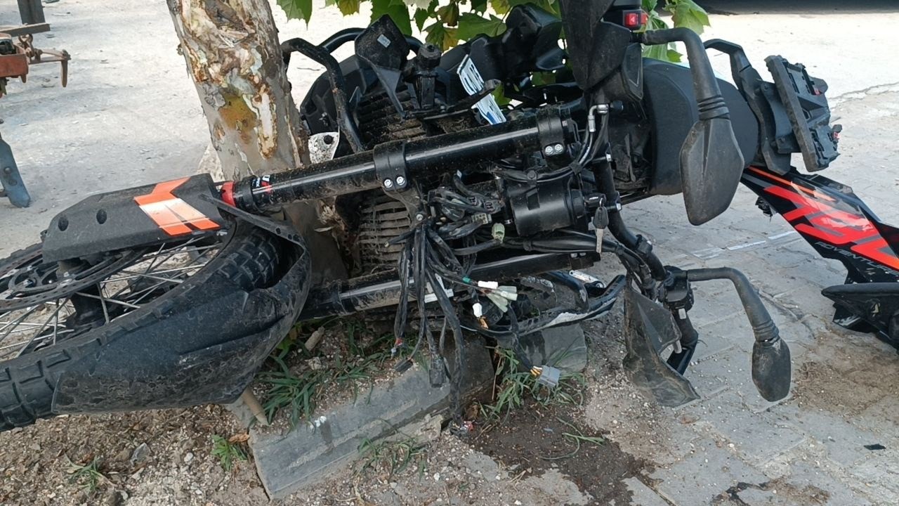 Kontrolden Çıkan Motosiklet Ağaca Çarptı Sürücü Hayatını Kaybetti (3)