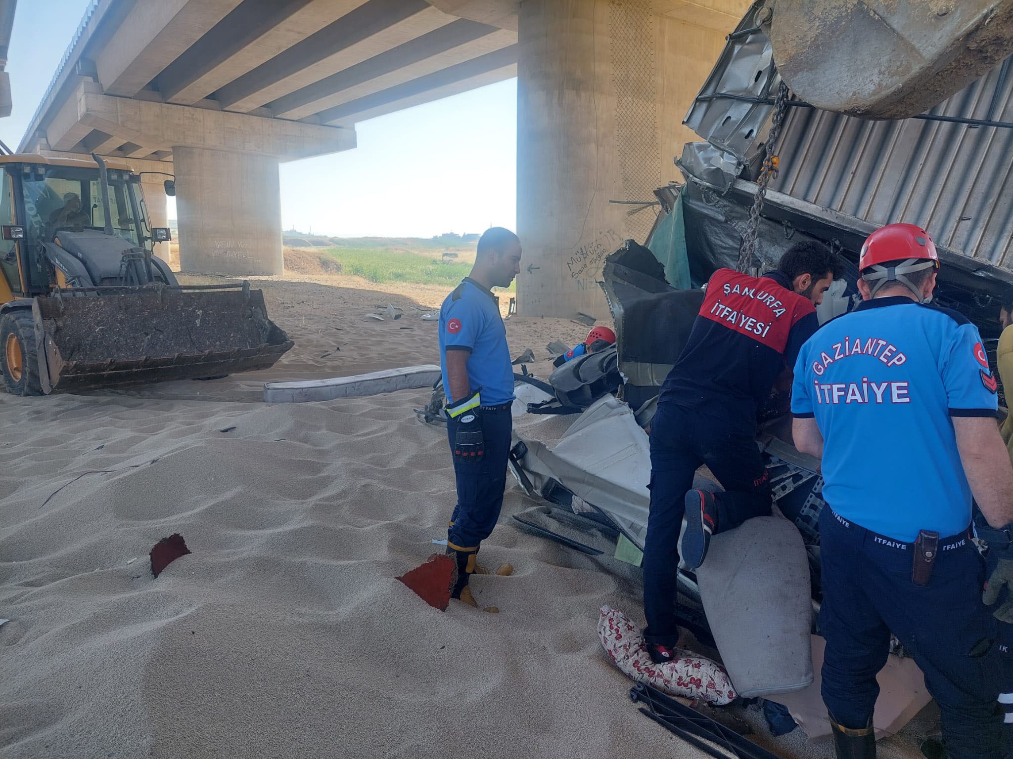 Kontrolden Çıkan Tır Köprüden Uçtu 2 Ölü   (4)