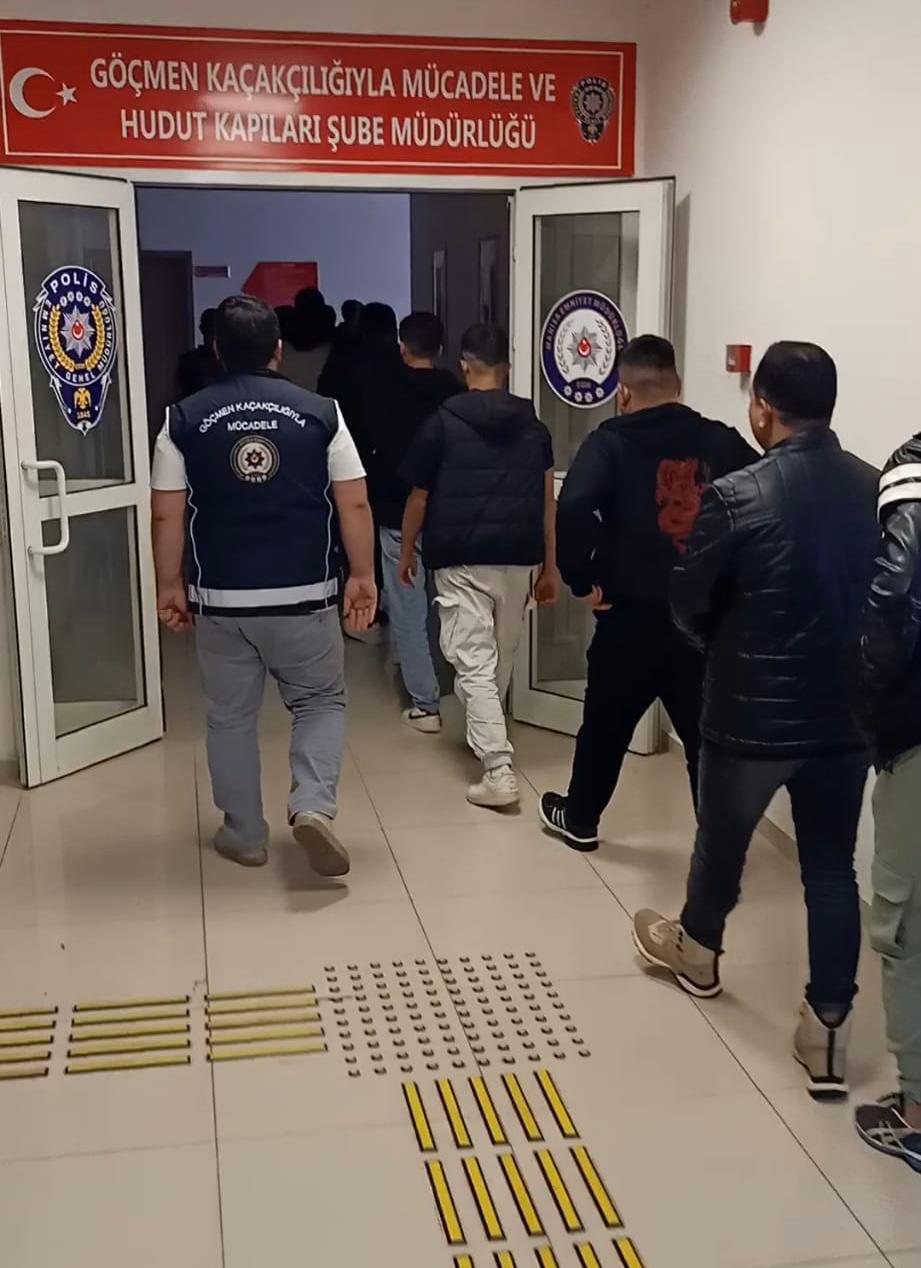 Manisa'da 31 Kaçak Göçmen Yakalandı (3)
