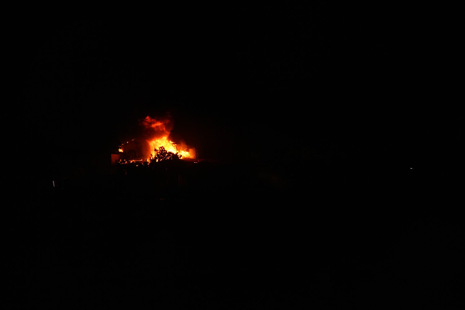 Manisa'da Gece Saatleri Çıkan Yangın Korkuttu (4)