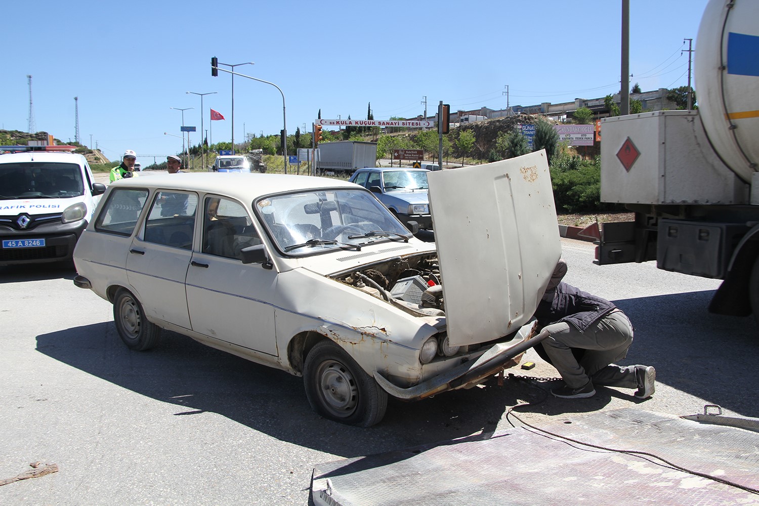 Manisa'da Iki Otomobil Çarpıştı 2’Si Çocuk 3 Kişi Yaralandı (2)