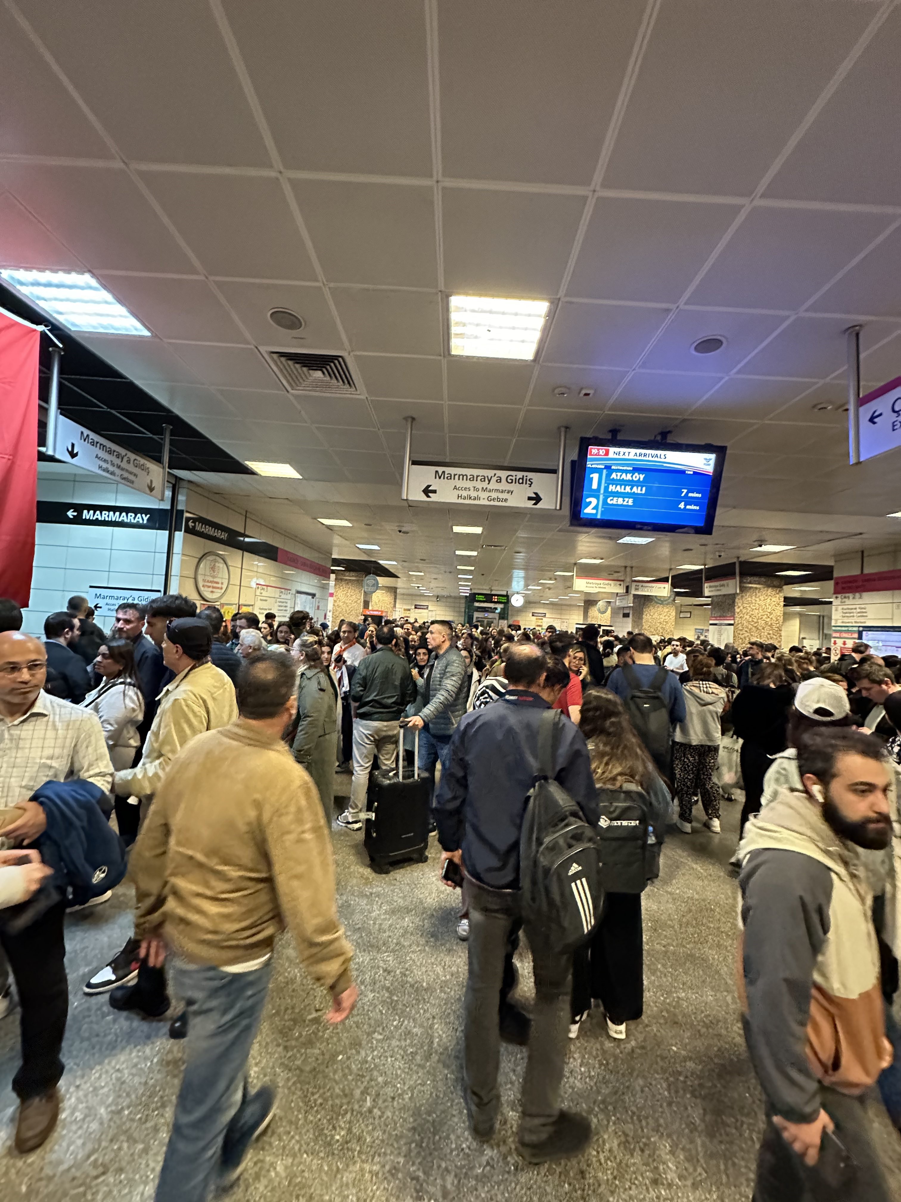 Marmaray’da Korkunç Olay Bir Kişi Raylara Atlayarak Intihar Etti (2)