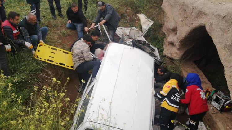 Takla Atarak Menfeze Düşen Otomobil Hurdaya Döndü 1 Ölü, 3 Yaralı (2)