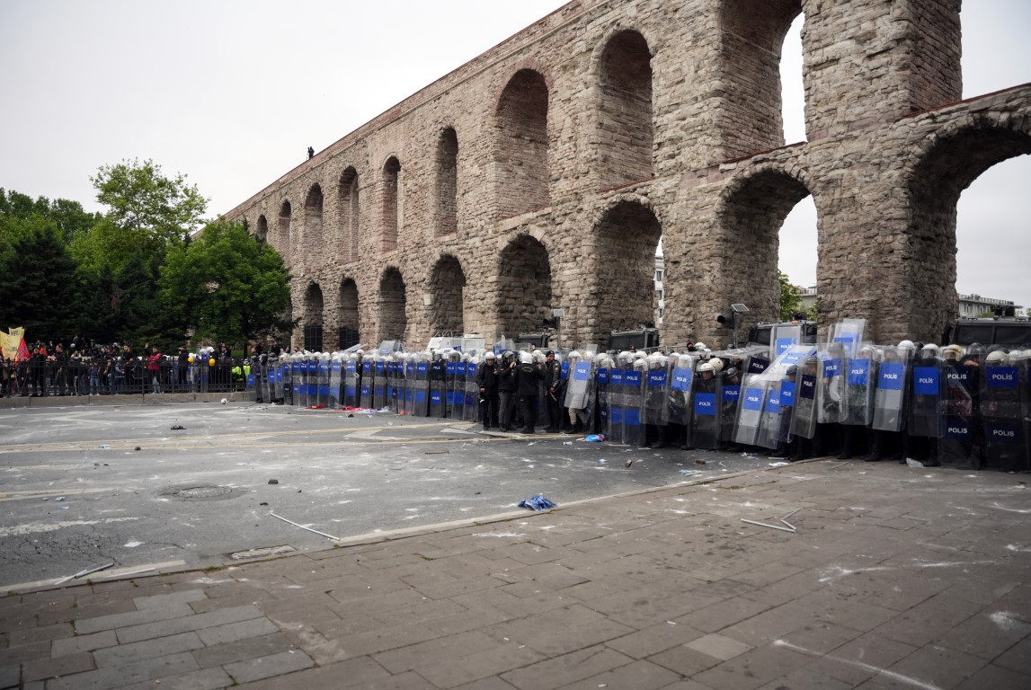 Taksim Meydanına Ilerlemeye Çalışan Ve Polislere Saldıran 210 Şahıs Gözaltına Alındı (2)